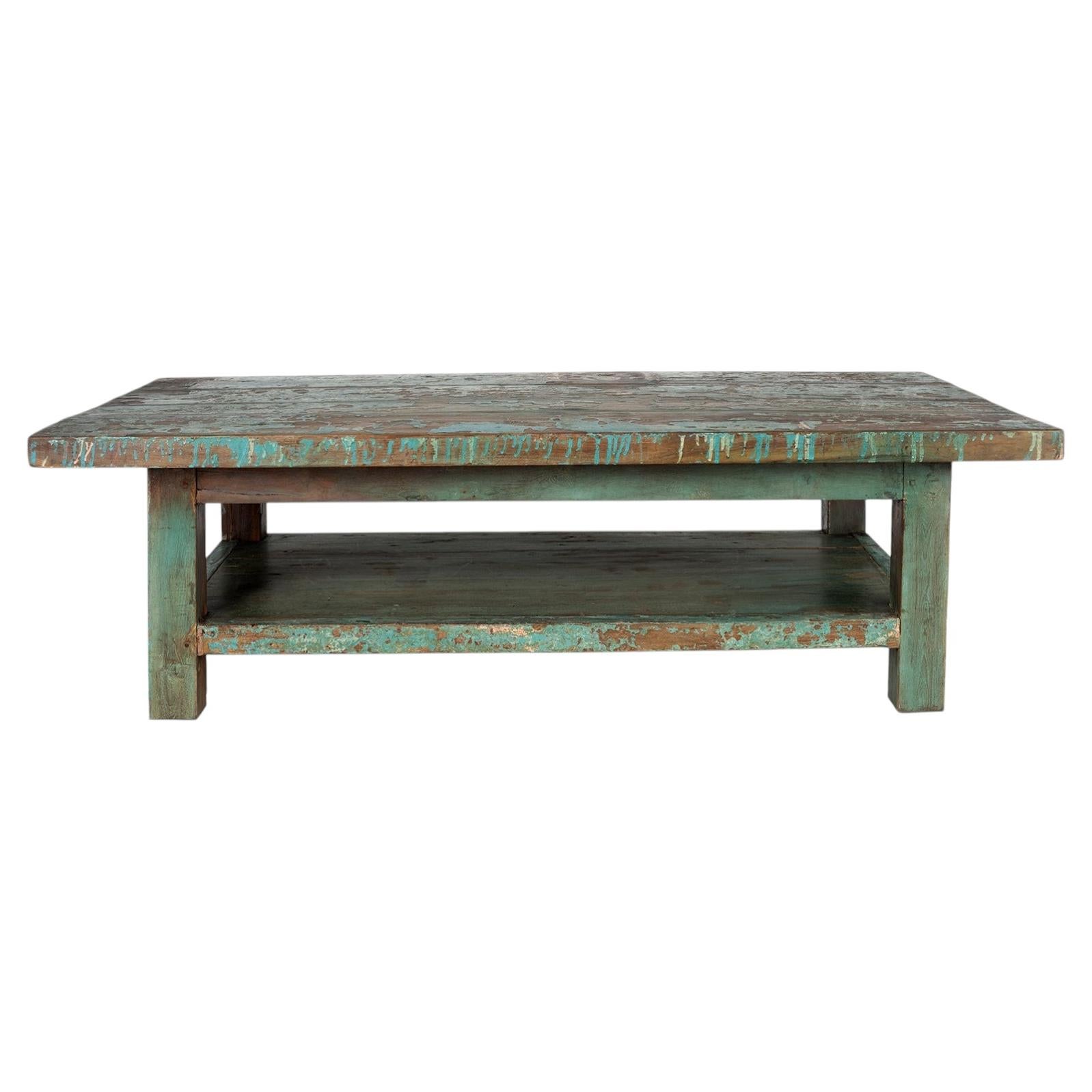 Table d'atelier vintage en guise de table basse en vente
