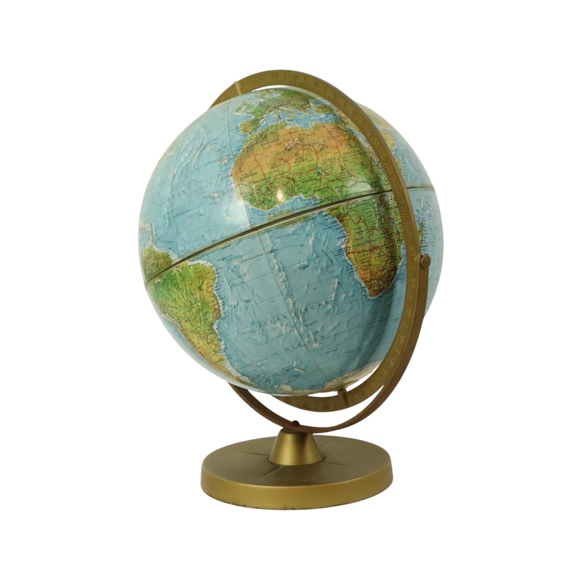 Mappamondo olandese vintage, globo con mappa in rilievo e base in metallo dorato, di Replogle Globes, Danimarca, anni '60.

Questo mappamondo può ruotare in tutte le direzioni grazie alla doppia sospensione, può ruotare intorno al suo asse, detto