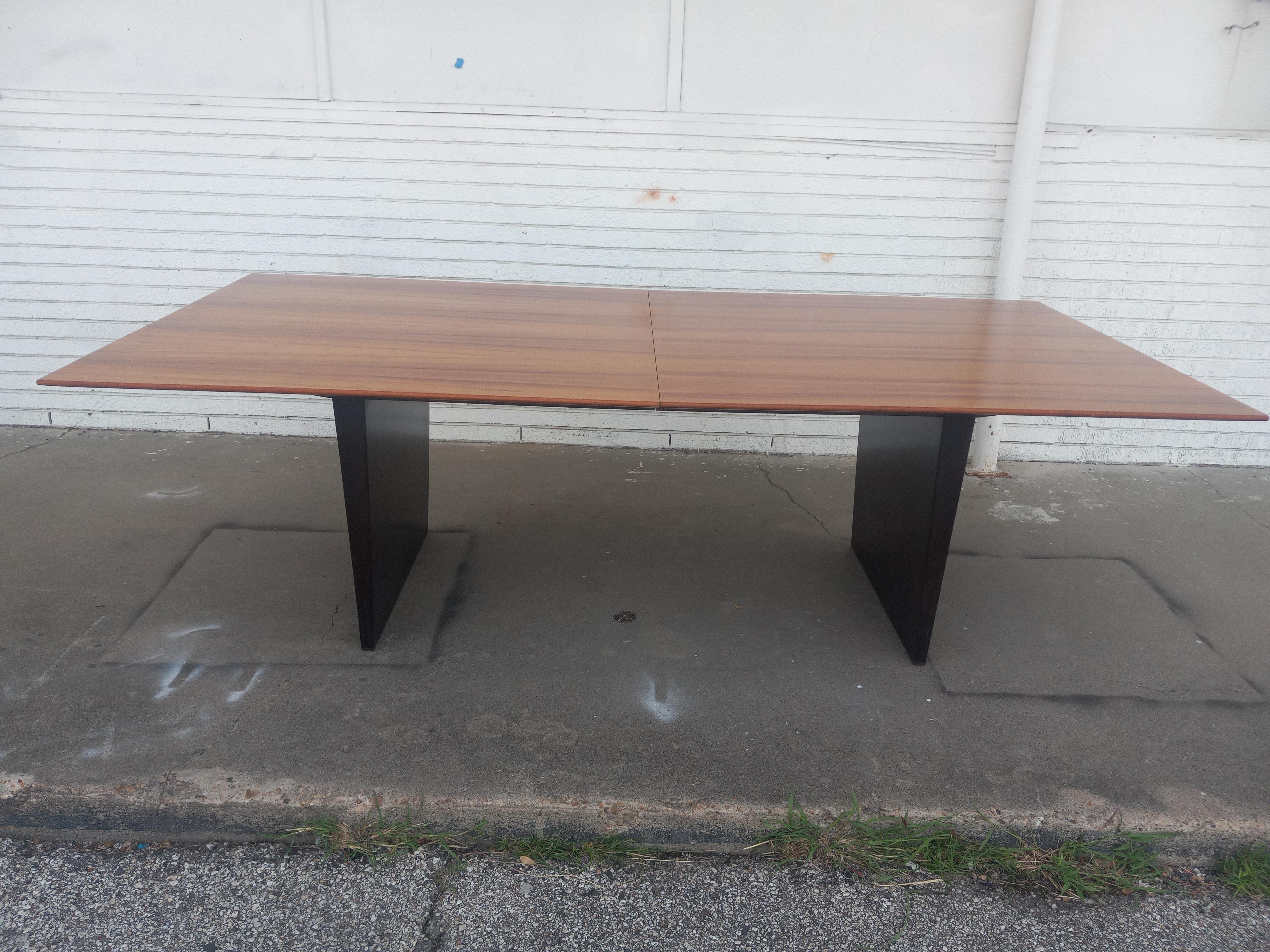 Table à manger Wormley Tawi pour Dunbar. Peut être configuré en 4 tailles différentes. en vente 2