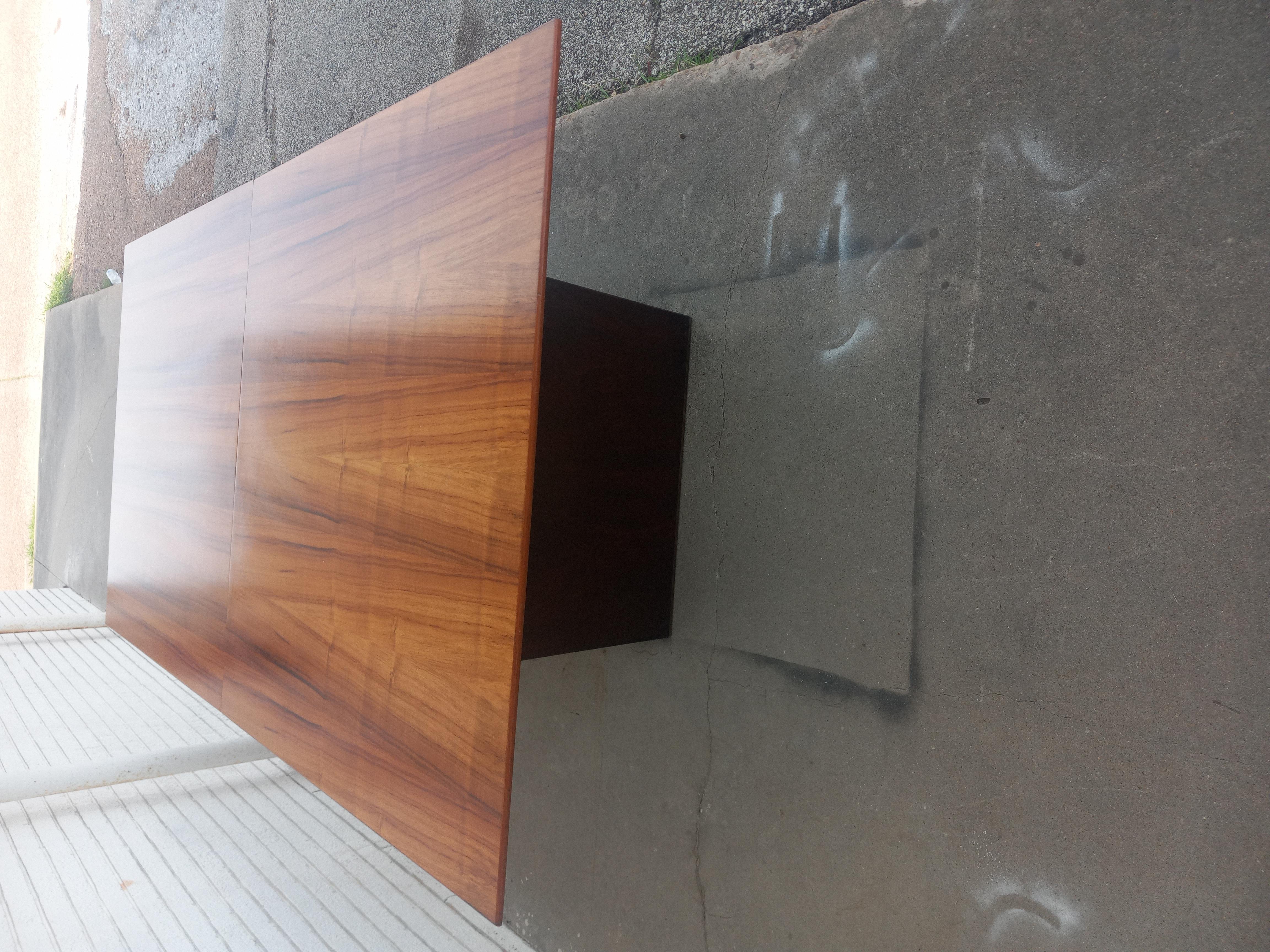 Bois Table à manger Wormley Tawi pour Dunbar. Peut être configuré en 4 tailles différentes. en vente