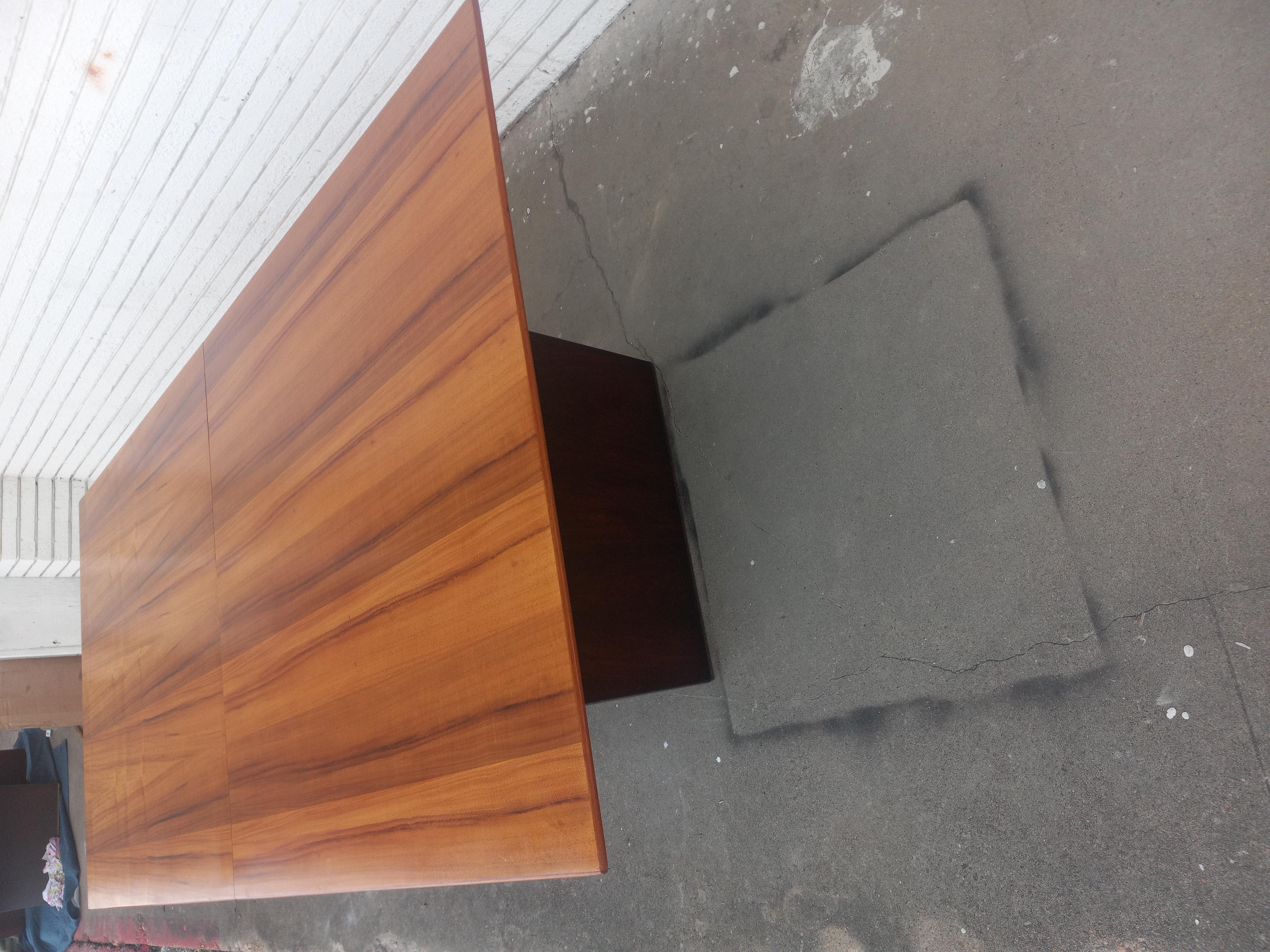 Table à manger Wormley Tawi pour Dunbar. Peut être configuré en 4 tailles différentes. en vente 1