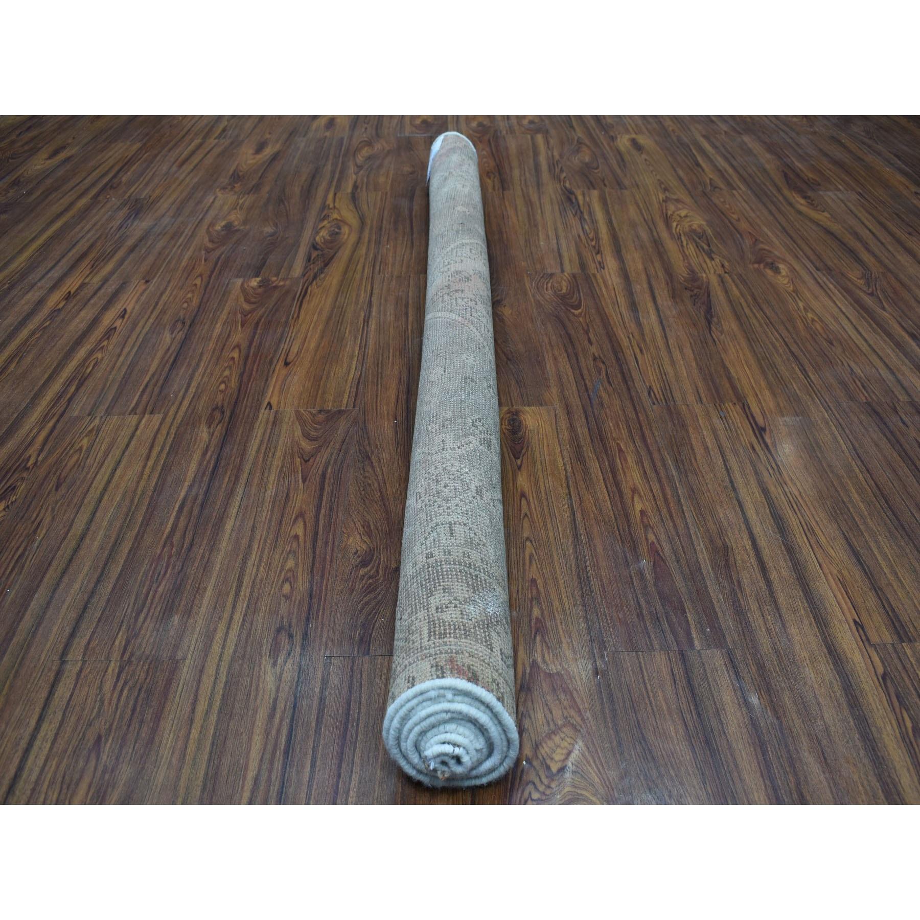 Handgeknüpfter böhmischer Qashqai-Teppich im Used-Stil, handgeknüpft, Daunenfarben in Used-Optik (Persisch) im Angebot