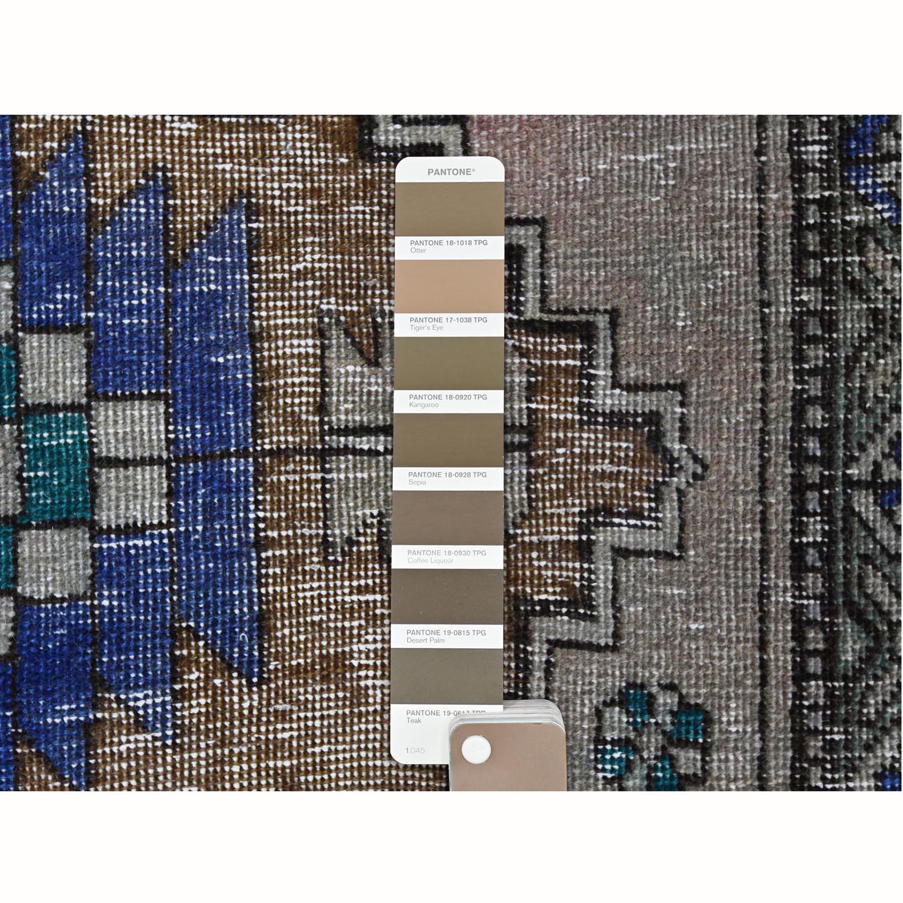 Persischer getragener Daunen-Teppich Hamadan mit erdfarbenen, erdfarbenen und sauberen Abrash-Wollteppich (Handgeknüpft) im Angebot