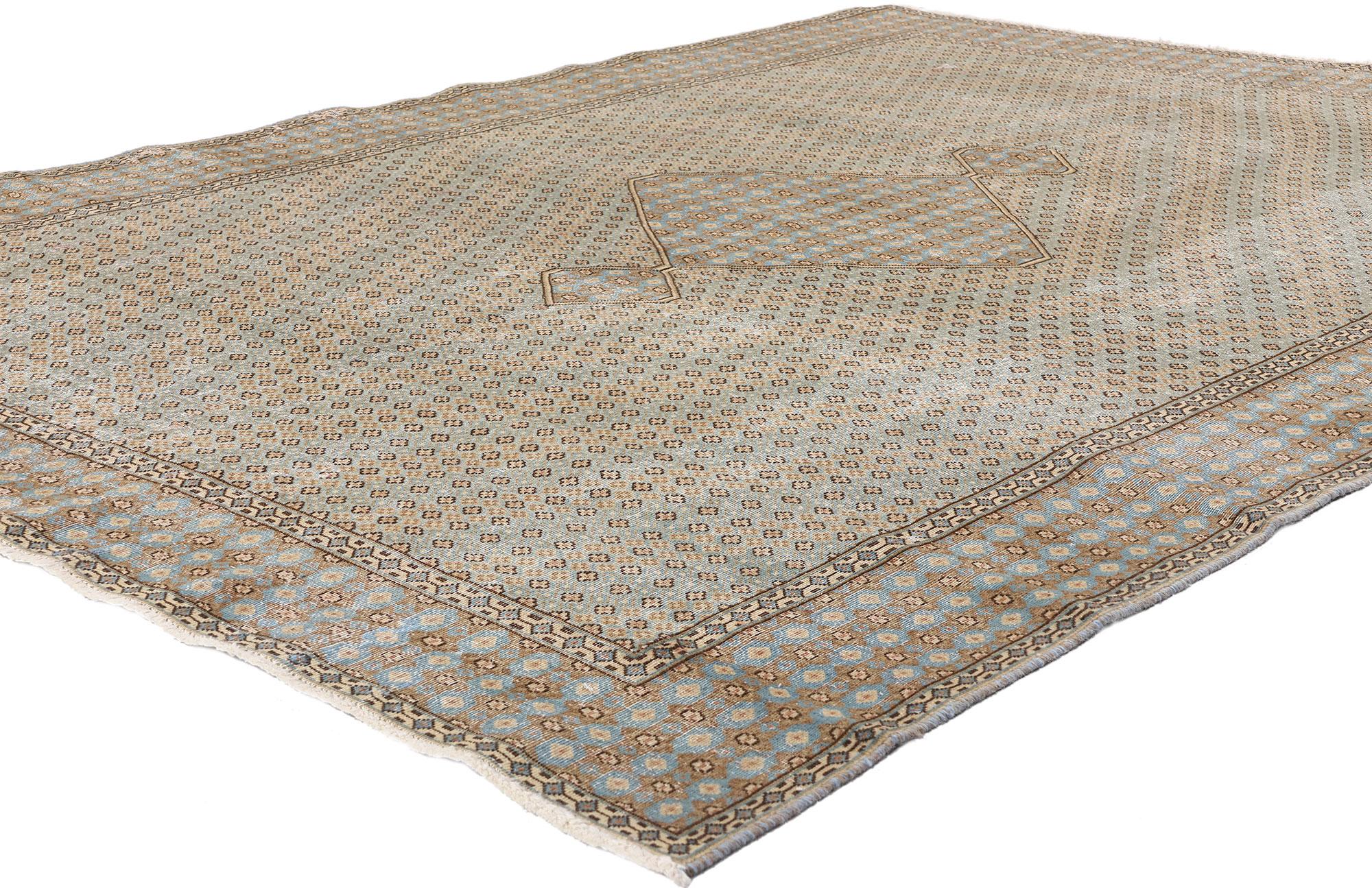 53759 Tappeto persiano Vintage Kerman, 06'10 x 09'06. Una visione di sobria eleganza, questo tappeto persiano vintage Kerman in lana annodato a mano incarna un delicato equilibrio tra arte intricata e rilassante raffinatezza. Le tonalità tenui e