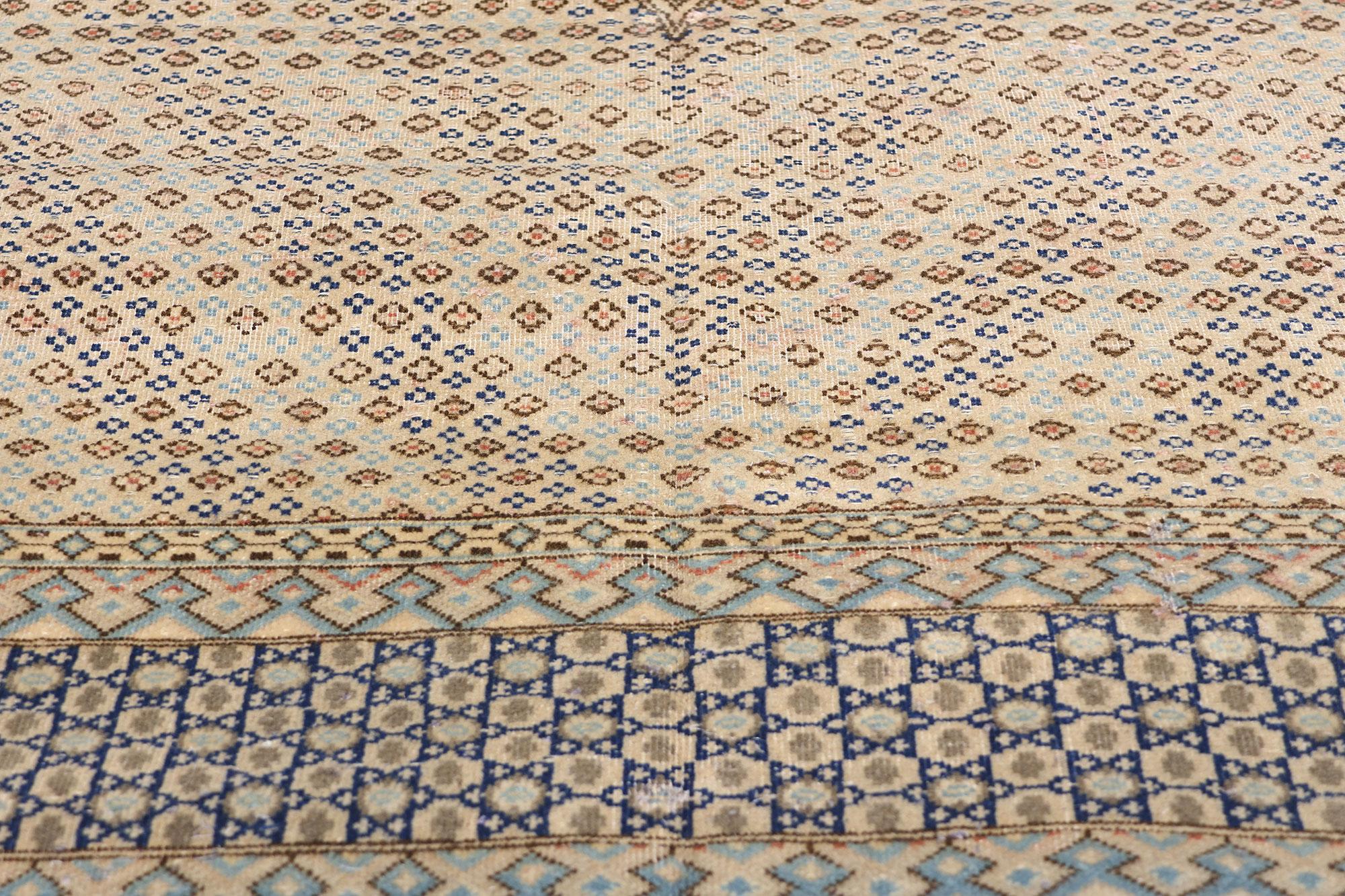1950's Distressed Persian Kerman Carpet mit Modernität (Handgeknüpft) im Angebot