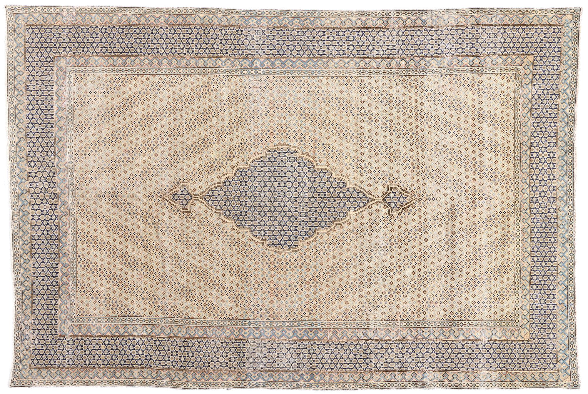 1950's Distressed Persian Kerman Carpet mit Modernität im Angebot 2