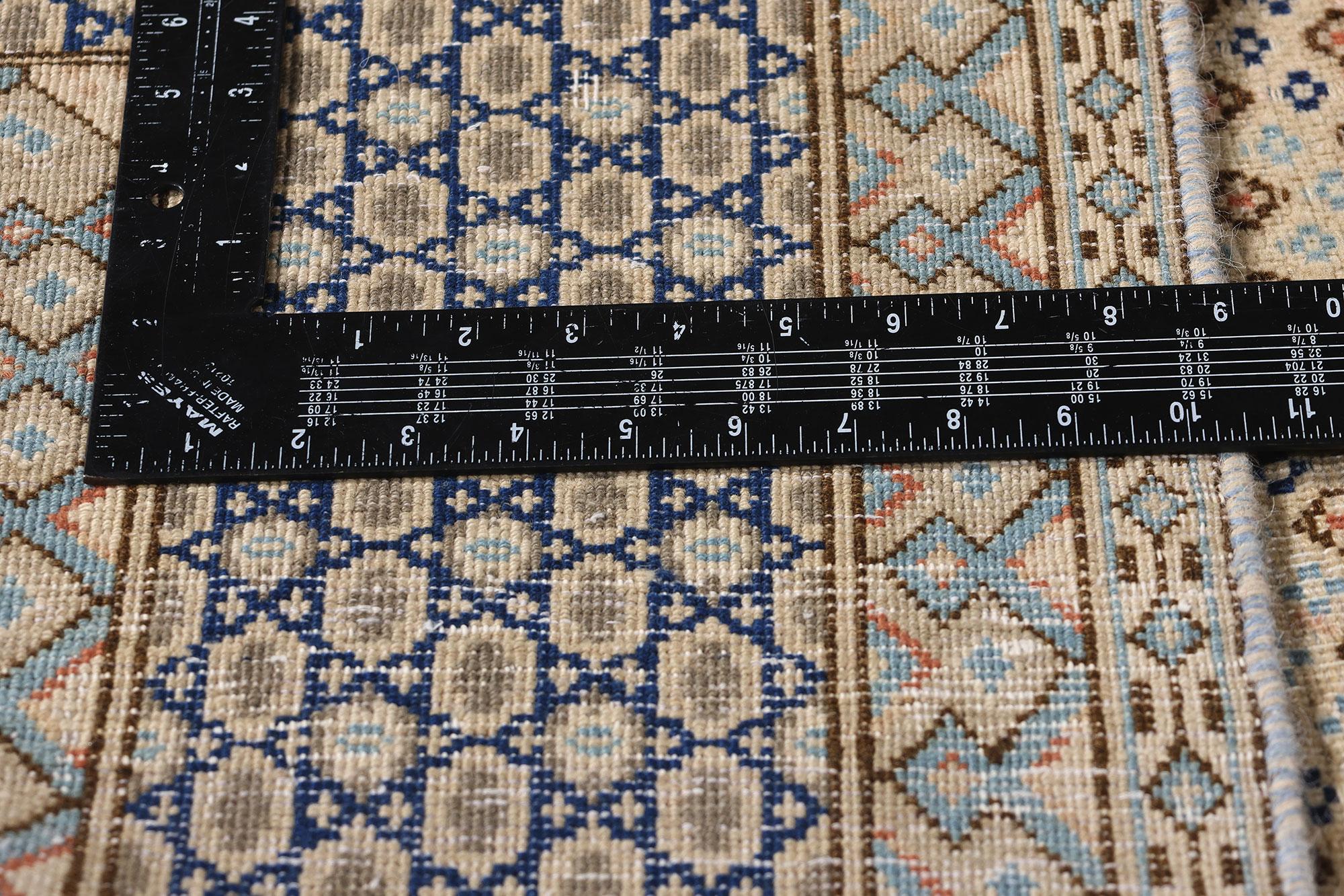 1950's Distressed Persian Kerman Carpet mit Modernität im Zustand „Gut“ im Angebot in Dallas, TX