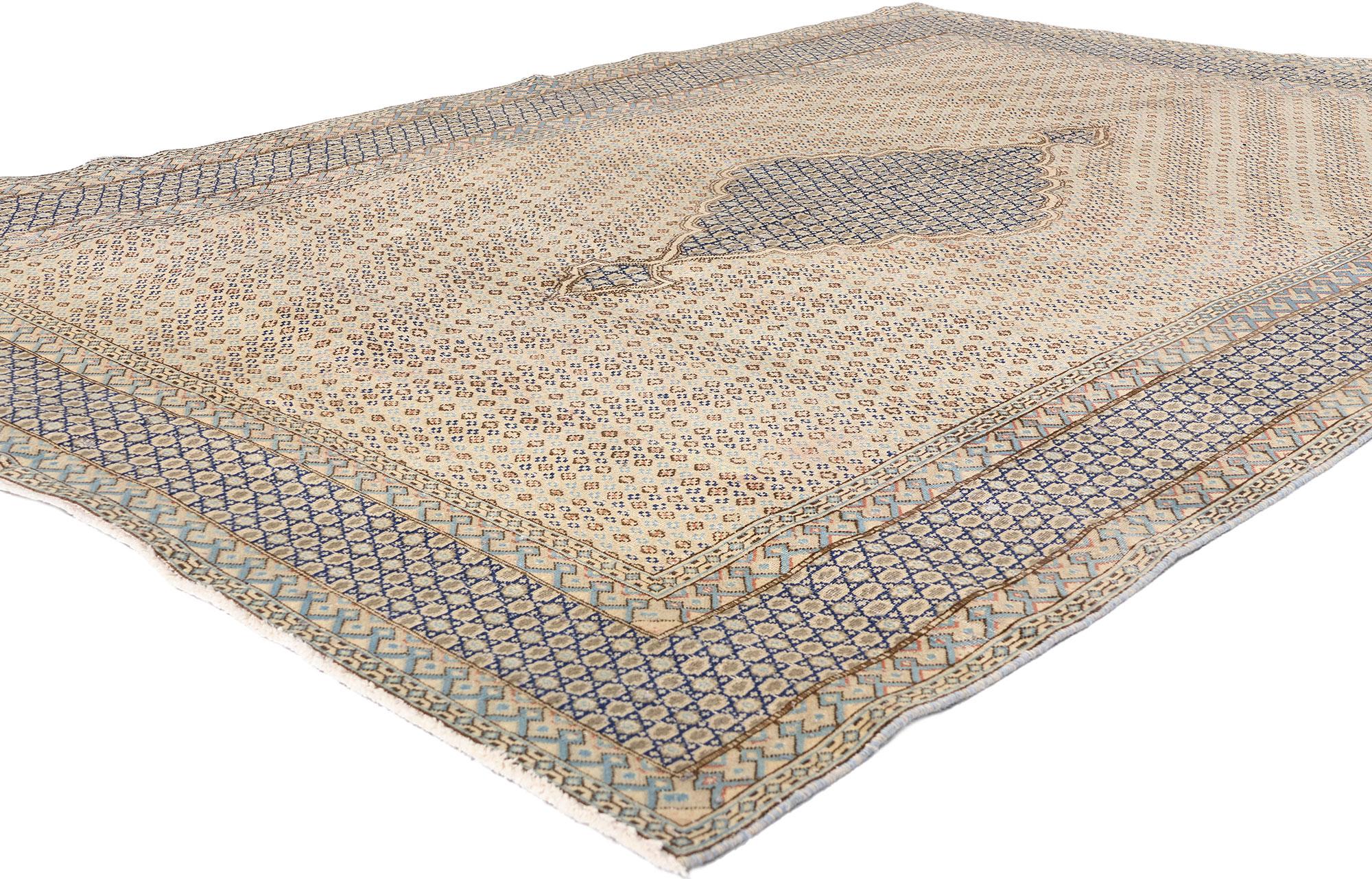 53750 Distressed Vintage Persian Kerman Rug, 06'09 x 10'00. Betreten Sie ein Reich zeitloser Eleganz mit diesem handgeknüpften persischen Kerman-Teppich aus Wolle im Used-Look, bei dem ruhige Raffinesse auf meisterhafte Kunstfertigkeit trifft. Die