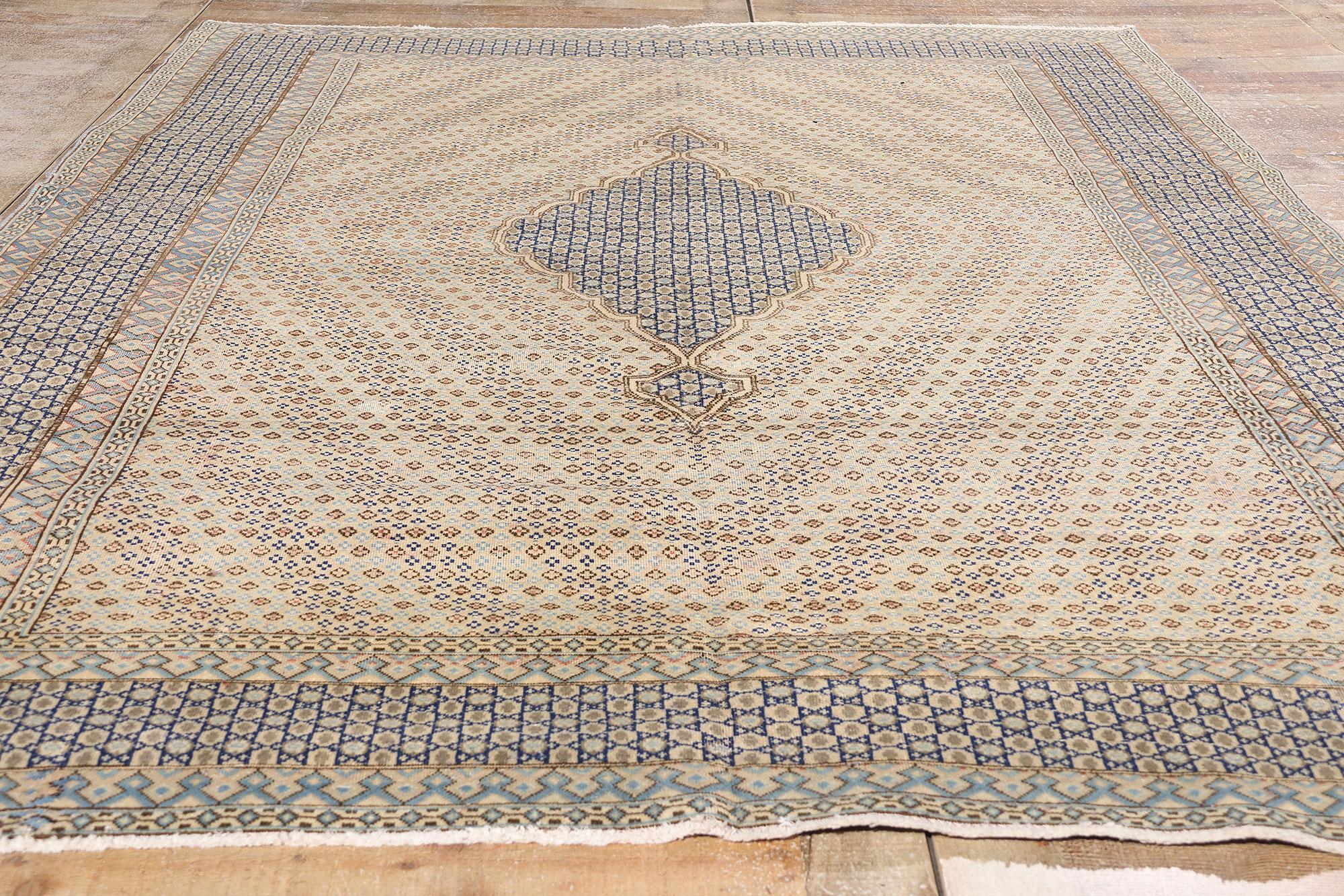 1950's Distressed Persian Kerman Carpet mit Modernität (Wolle) im Angebot