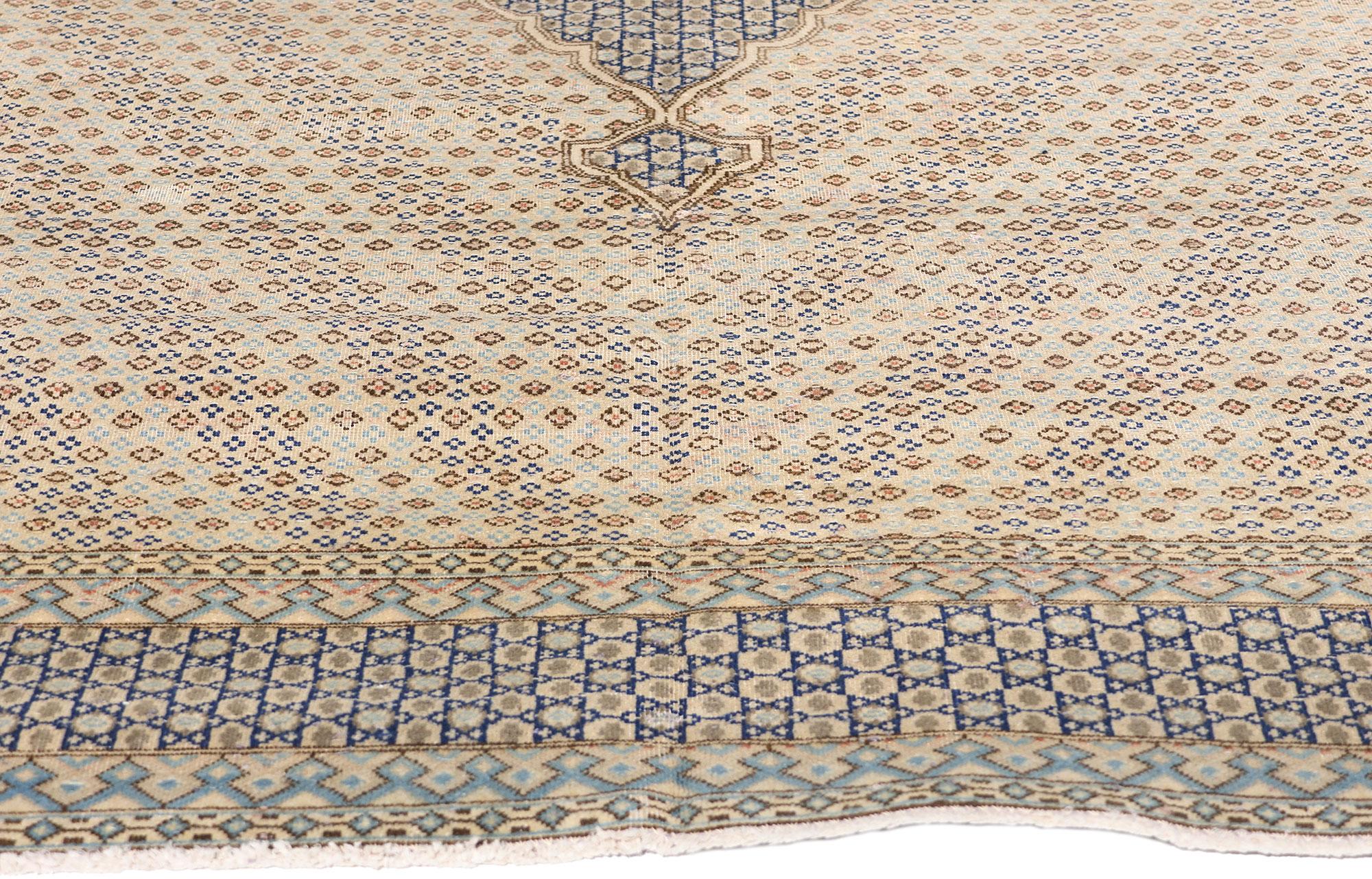 1950's Distressed Persian Kerman Carpet mit Modernität (Persisch) im Angebot