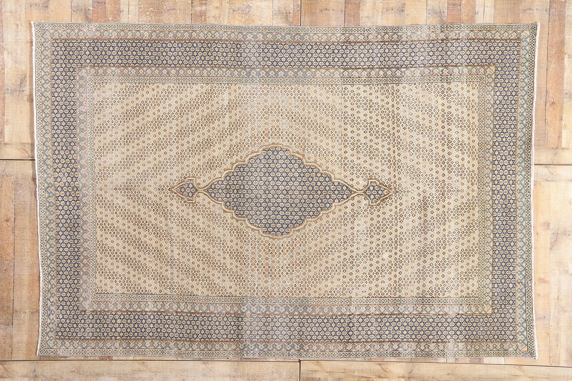 1950's Distressed Persian Kerman Carpet mit Modernität im Angebot 1