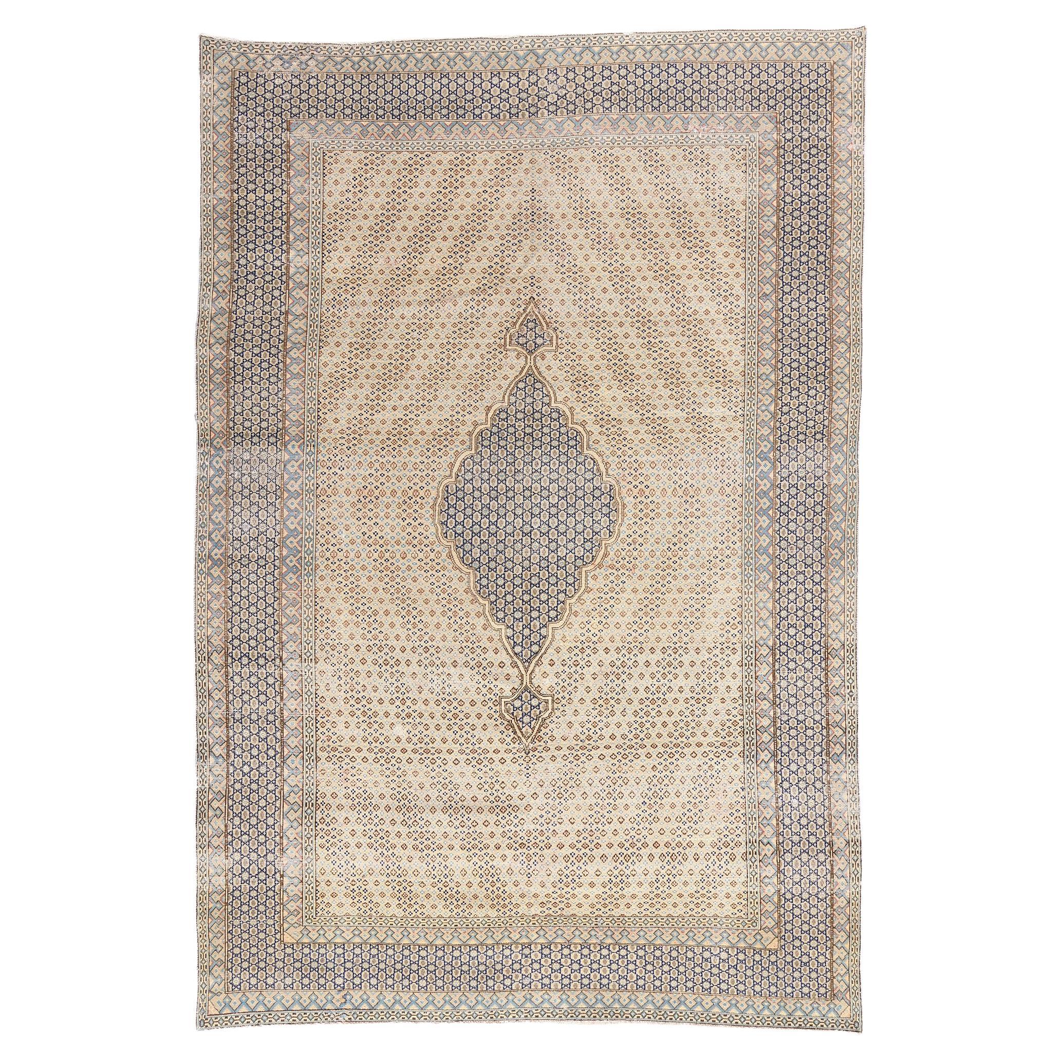 1950's Distressed Persian Kerman Carpet mit Modernität im Angebot