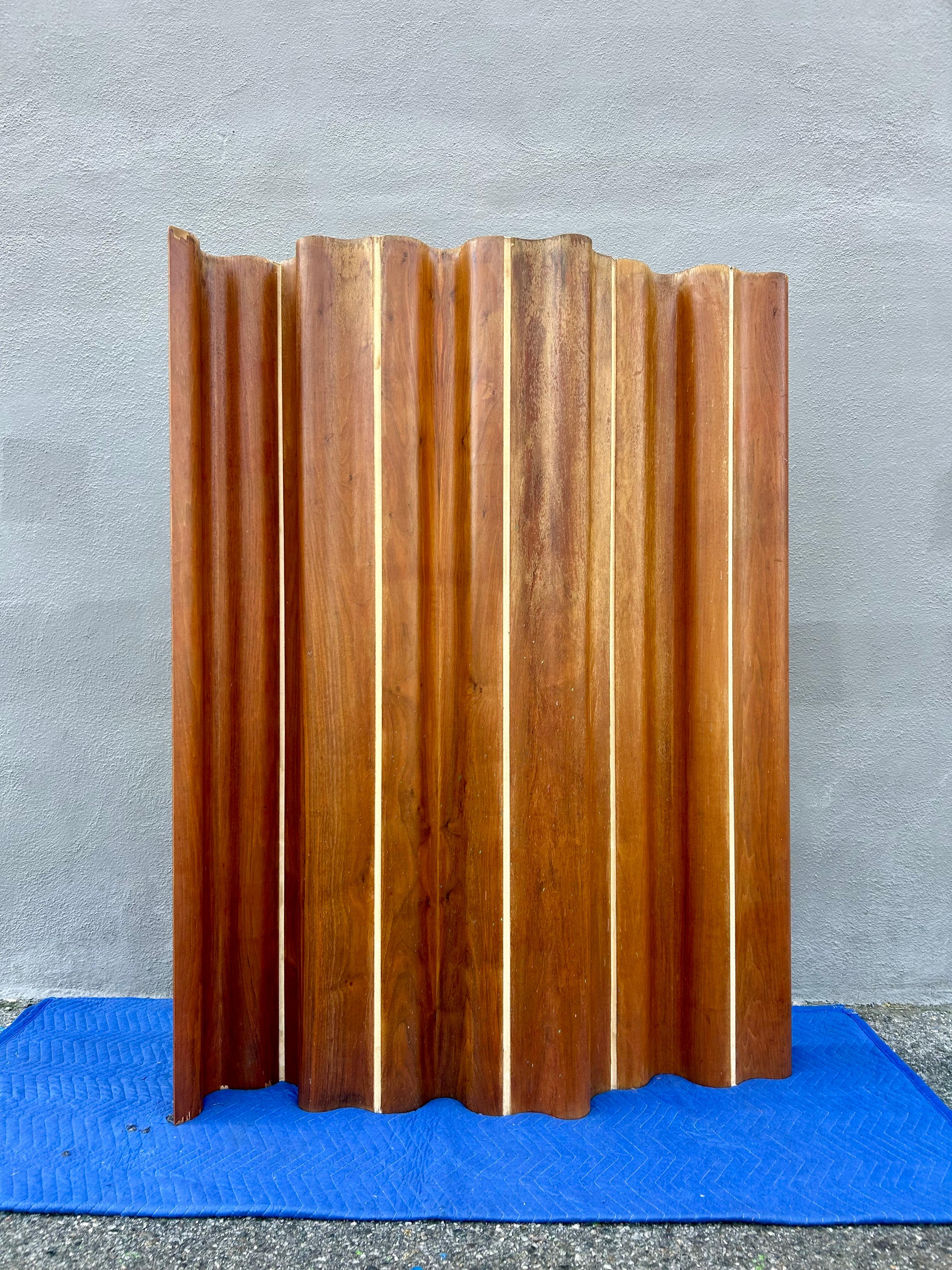 Mid-Century moderno Paravento originale d'epoca ondulato in noce Foldes Charles and Ray Eames in vendita