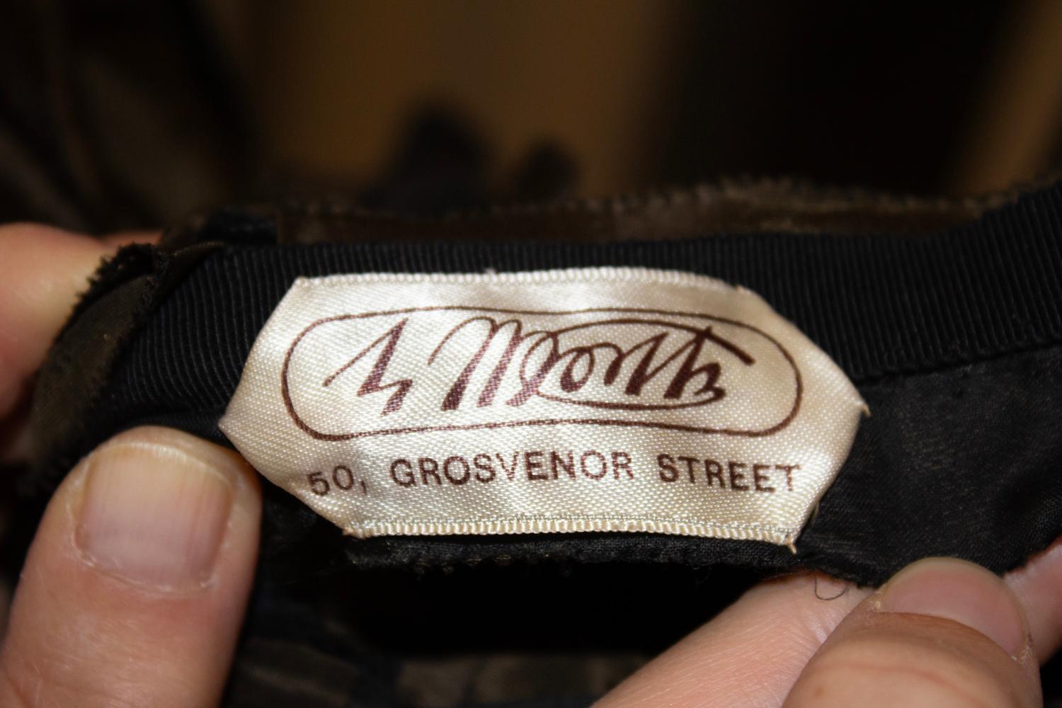 Une superbe robe vintage et un boléro de Worth of  Grosvenor Street, Londres. La robe a un décolleté en V avec un corsage à crochets et une ouverture à glissière. La jupe est composée d'un jupon en filet et d'une dentelle à l'ourlet. 
Le boléro est