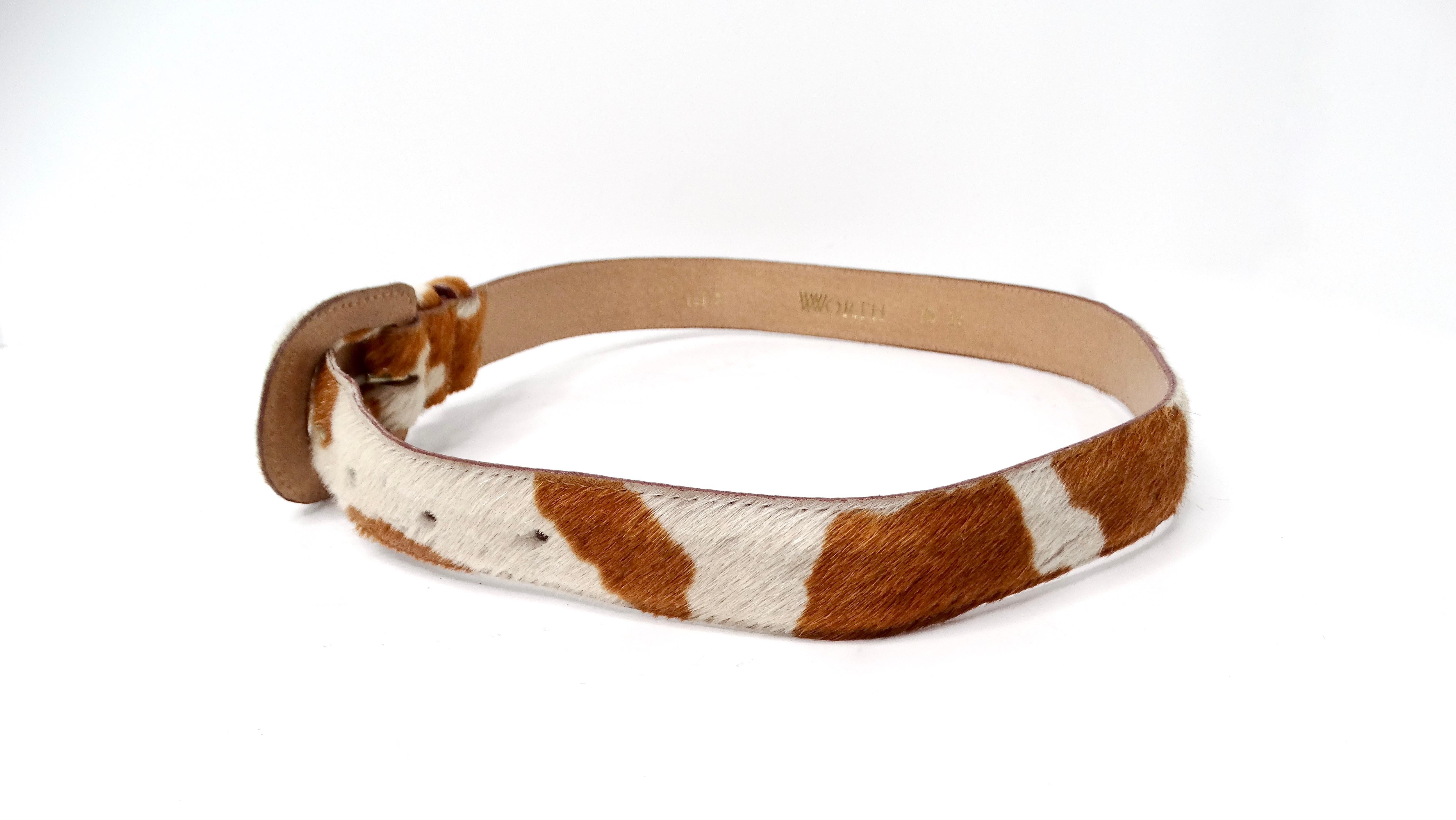 Découvrez la ceinture en cuir de poils de poney tacheté Vintage Worth, un accessoire exquis qui allie sans effort style et élégance. Dotée d'un motif de cheveux brun chaud et crème, cette ceinture ajoute une touche distinctive à tout ensemble. Il