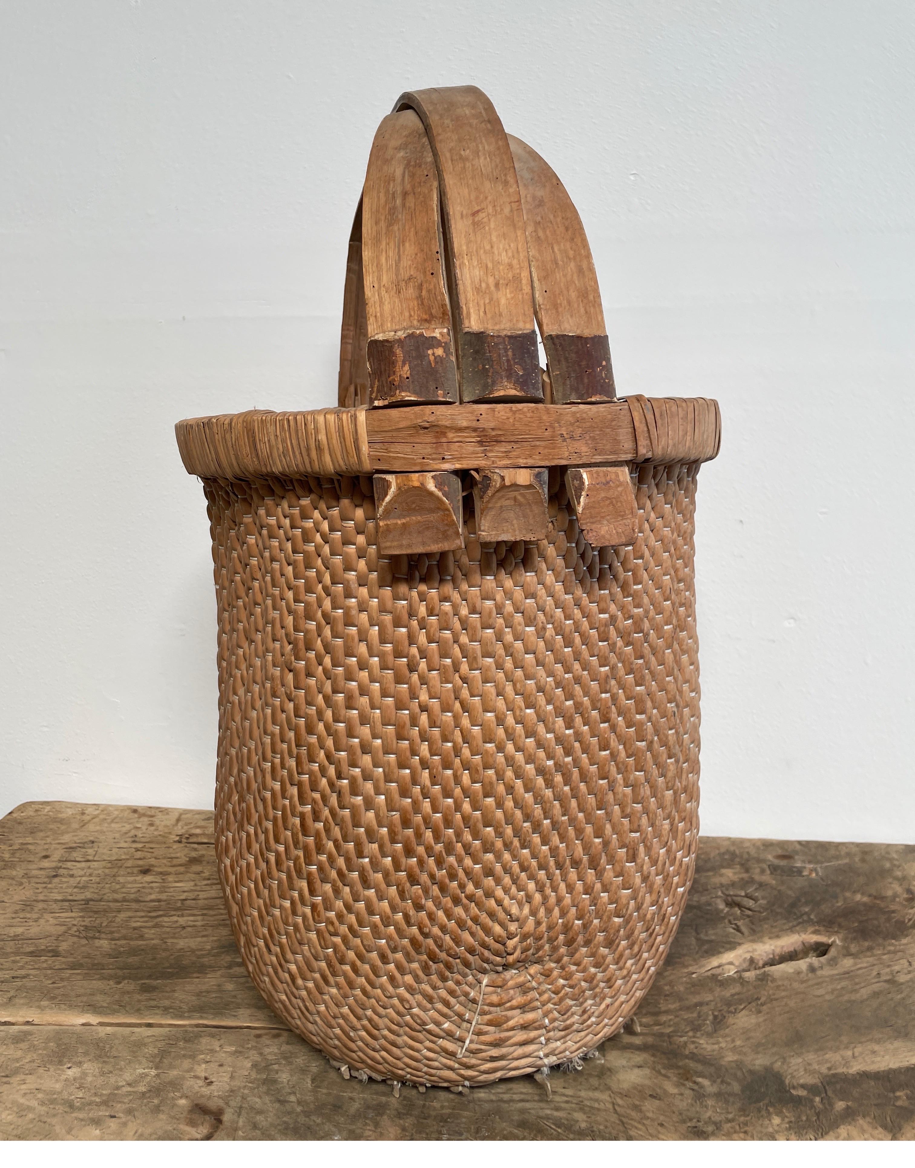 Vintage woven Asian basket with handle
Natural color, size 16” x 16” x 24”.