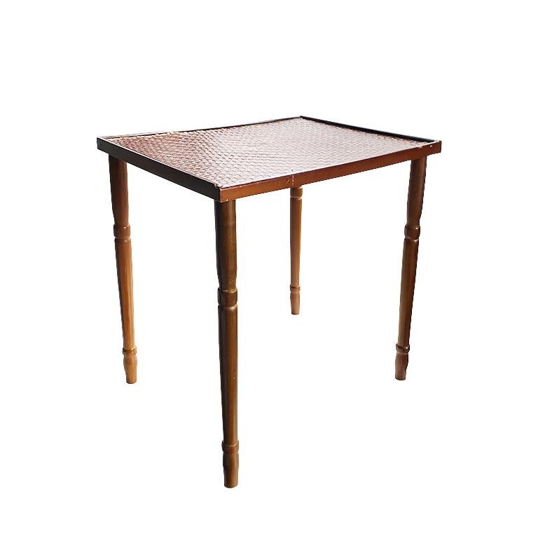 Un magnifique porte-plante ou table d'appoint en rotin tressé. Cette pièce sera fantastique utilisée comme table d'appoint, table d'appoint, ou sur un patio couvert comme support de plantes. Les quatre pieds sont en bois massif tourné, et le plateau
