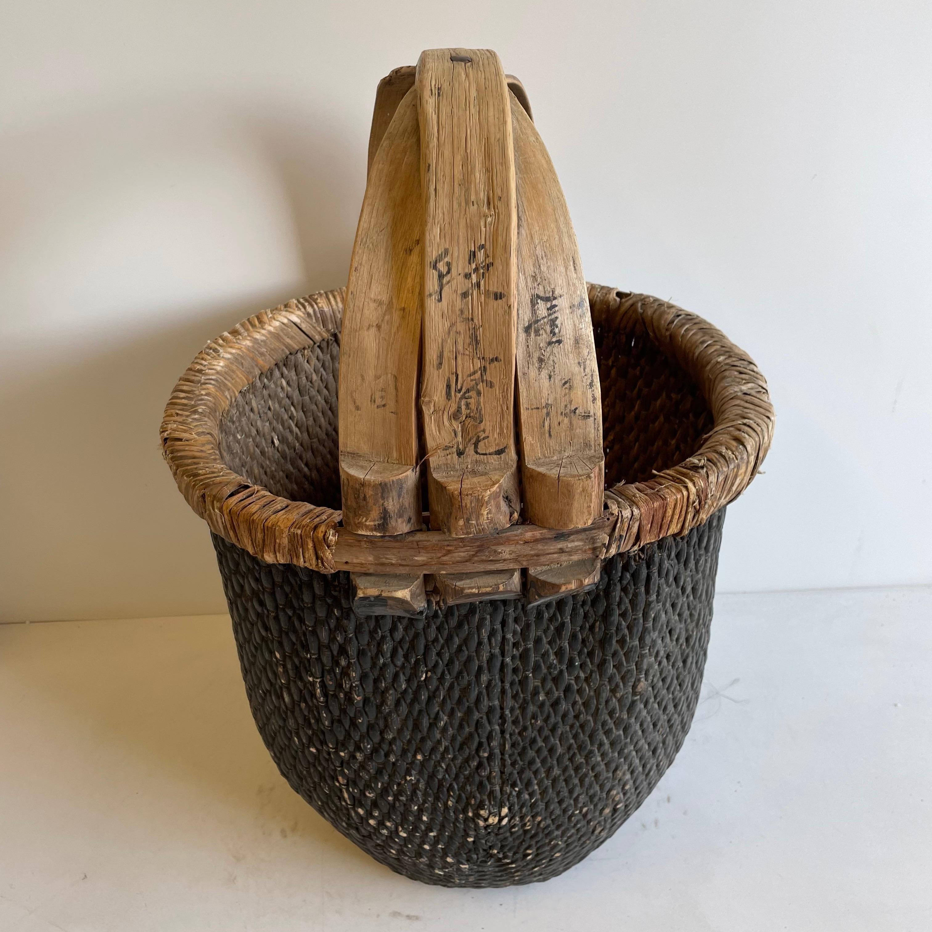 Vintage woven wicker basket with handle
Size: 15 x 15 x 23.5
Origin: Asia, 20th century.
