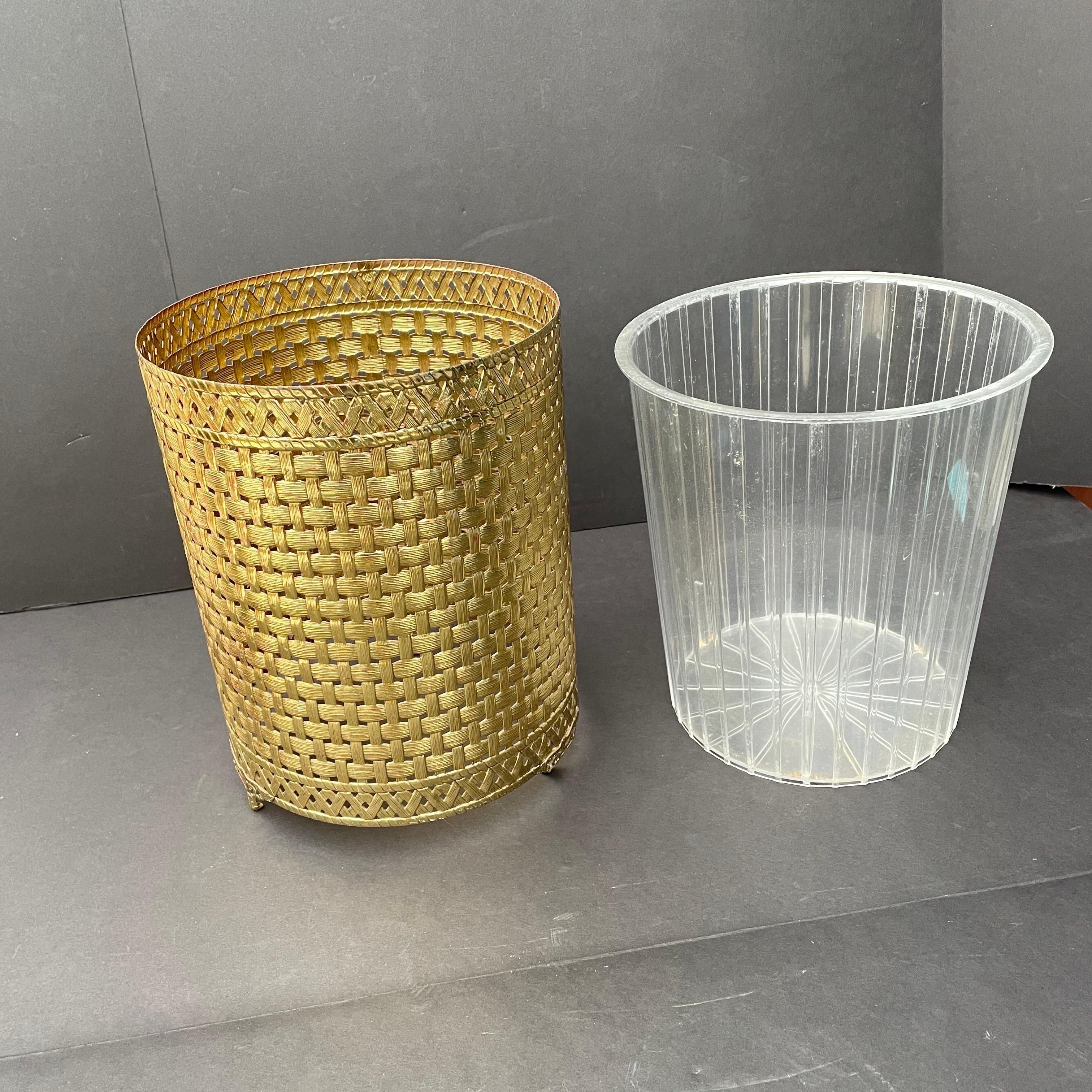 Vintage Woven Brass Trash Can with Liner In Good Condition In Cordova, SC