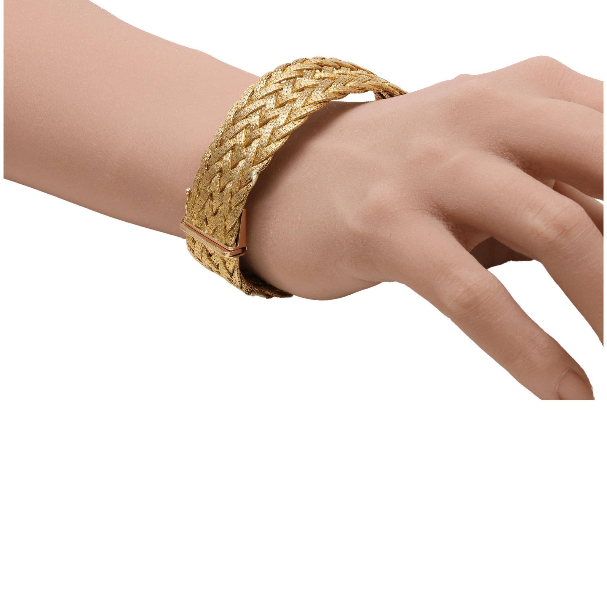 Vintage woven gold bracelet in 18k Yellow Gold In Good Condition For Sale In Tampa, FL