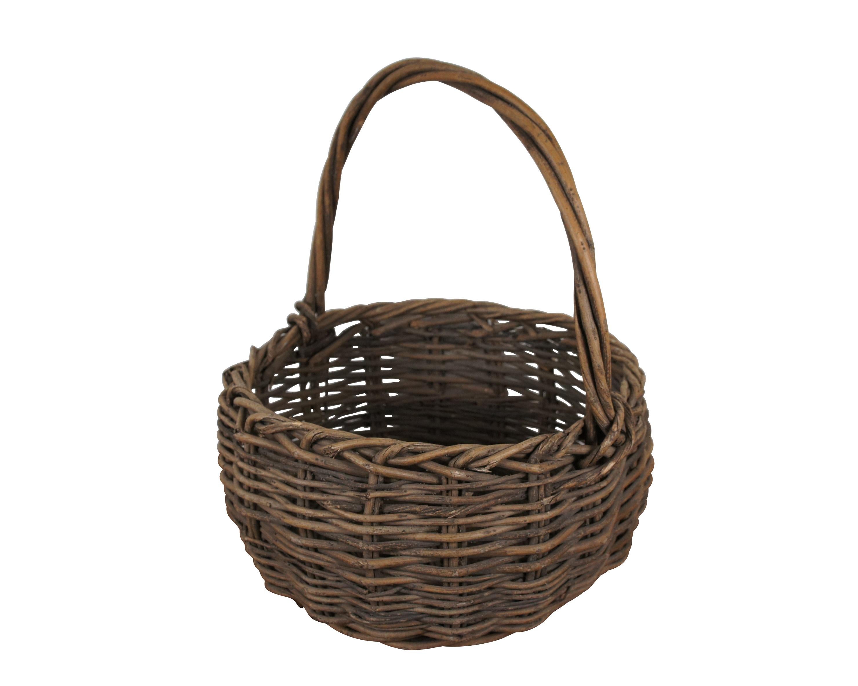 Gran cesta vintage tejida de vendimia / mercado / compra. Diseño rústico campestre/de granja con borde superior trenzado y asa retorcida.

Dimensiones:
21,5