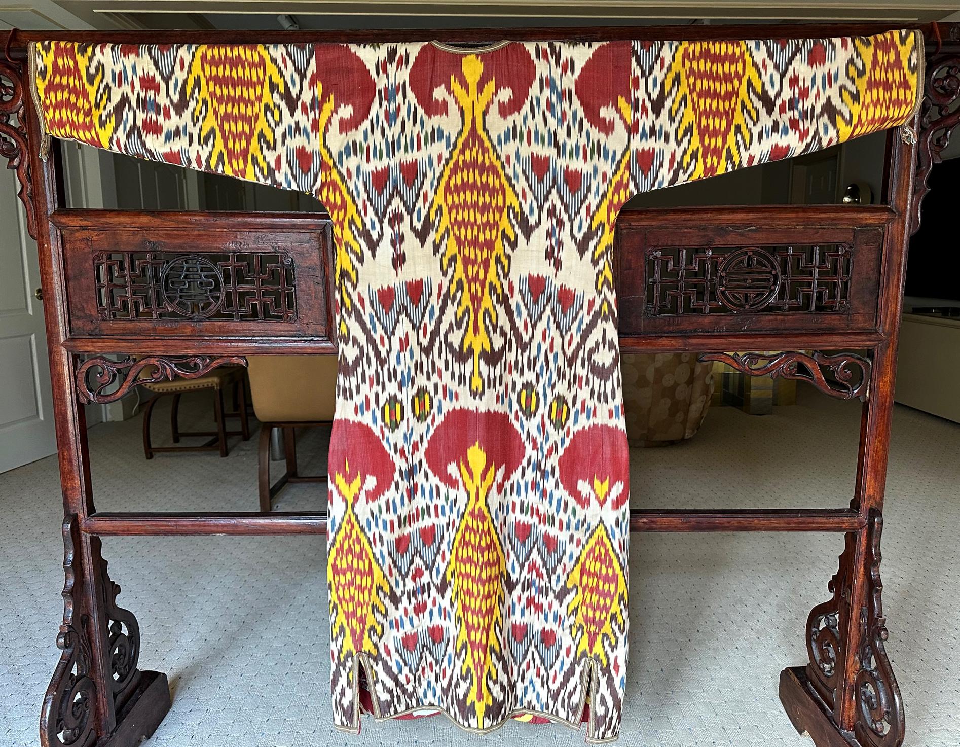 Le Chapan est la robe flottante emblématique, ouverte à la fourche, traditionnellement portée par les peuples nomades d'Asie centrale. Dans des pays comme l'Ouzbékistan, c'était presque l'ancien costume national. Ce chapan ouzbek a été réalisé dans