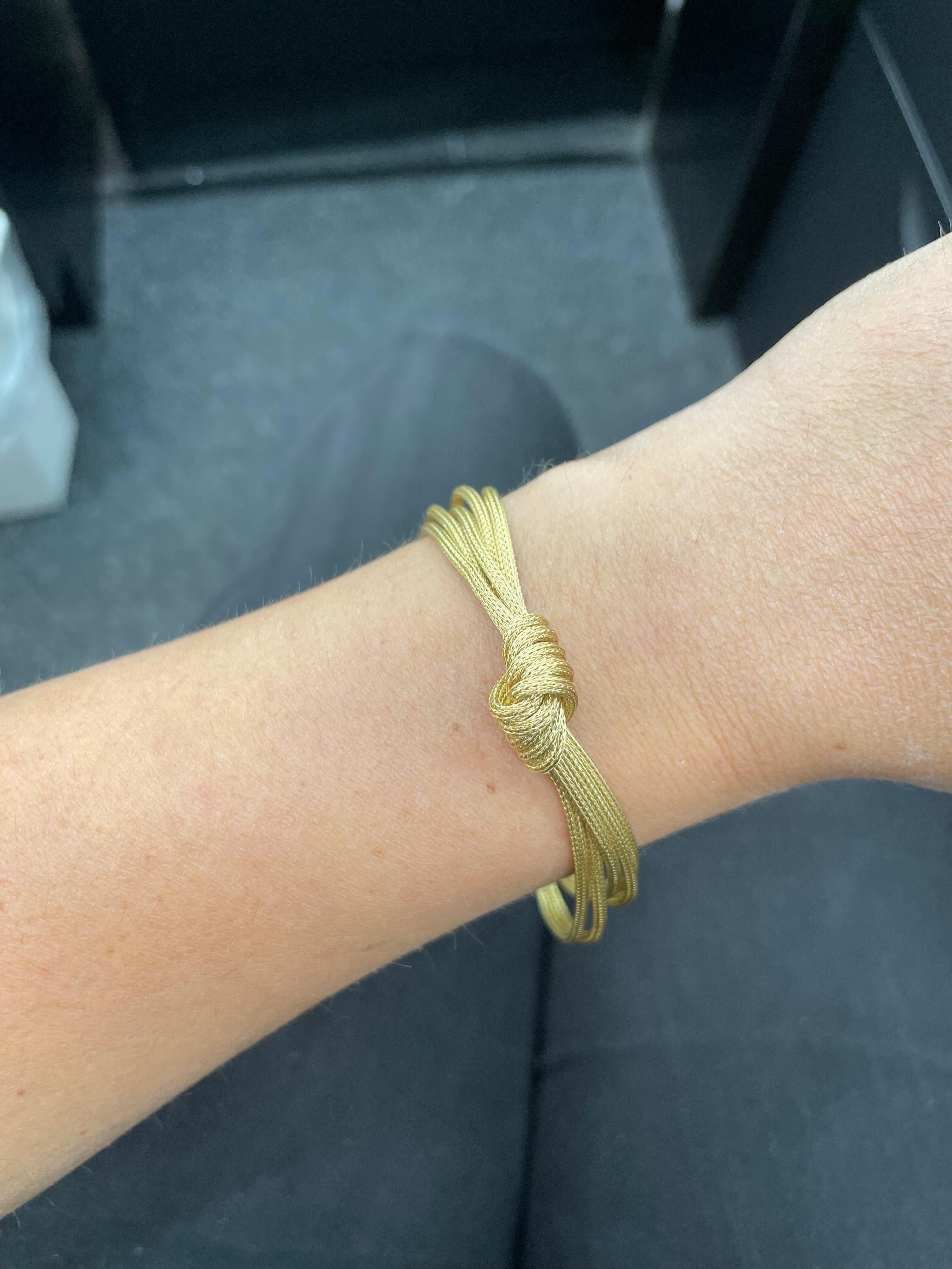 Vintage-Armband mit gewebtem Knotenmotiv, 14,5 Gramm schwer, aus 14 Karat Gelbgold. 
Sehr feminin! 