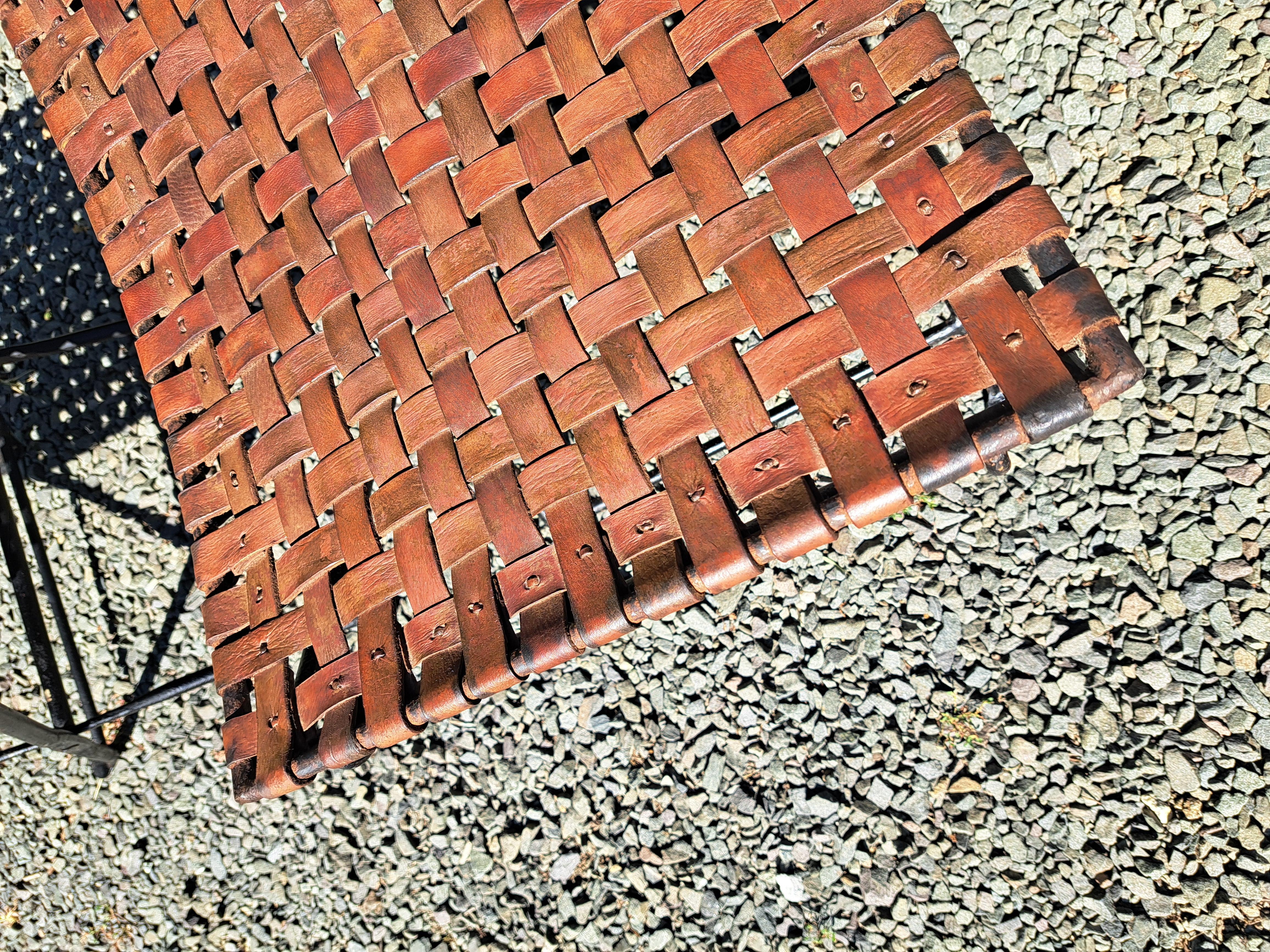 Sgabello Foldes in pelle intrecciata d'epoca, in ferro, a coppia in vendita 3