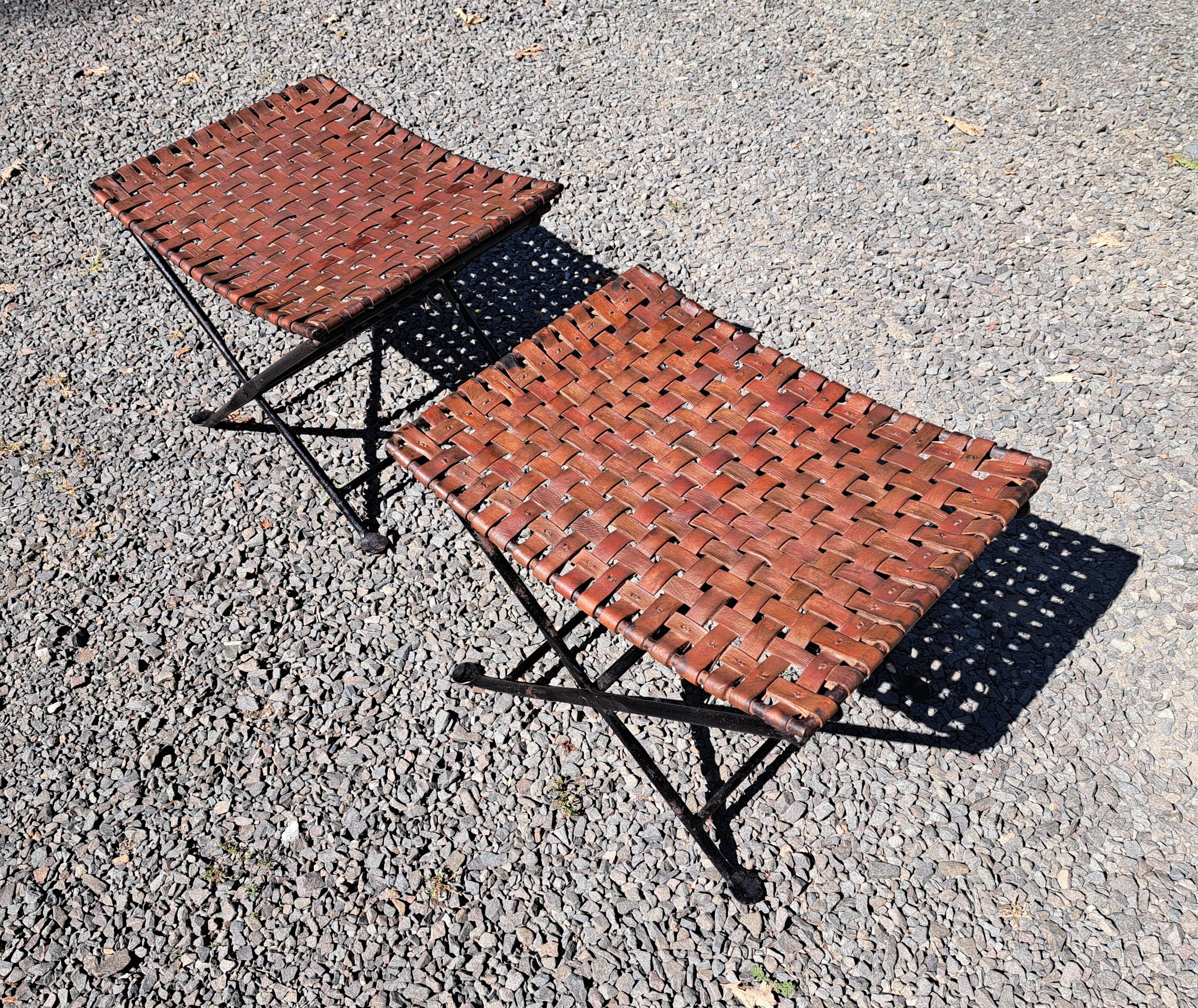 Indiano Sgabello Foldes in pelle intrecciata d'epoca, in ferro, a coppia in vendita