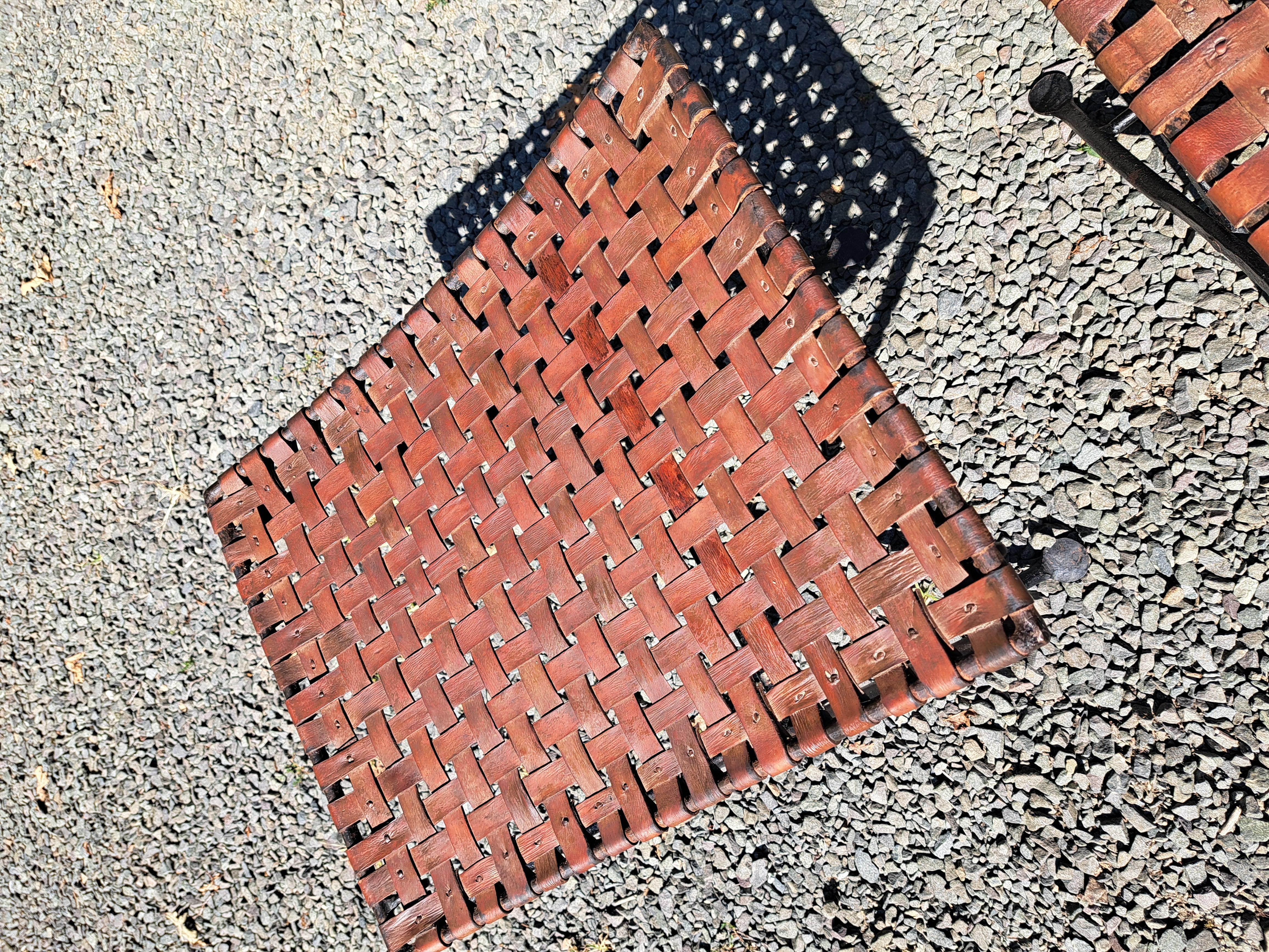 Sgabello Foldes in pelle intrecciata d'epoca, in ferro, a coppia in vendita 1