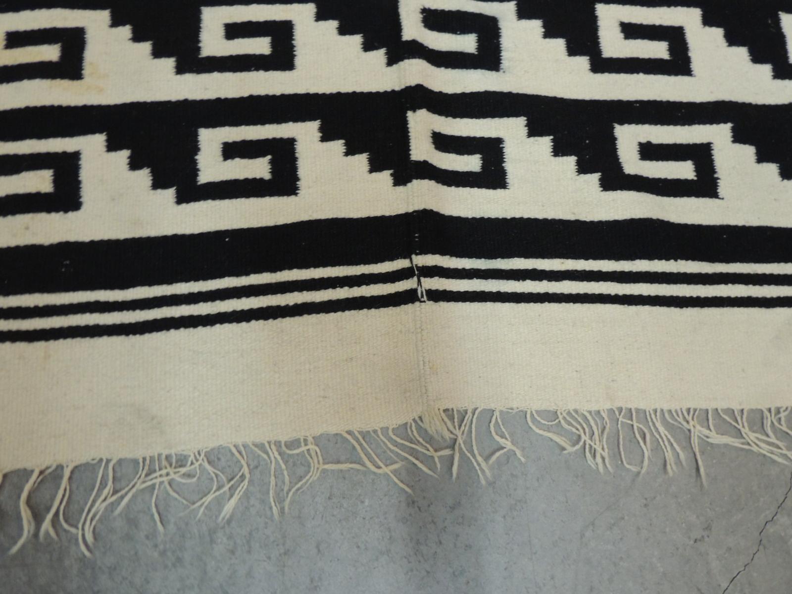 Vintage Woven Natural and Black Peruvian Flat-Weave Rug or Throw In Good Condition For Sale In Oakland Park, FL