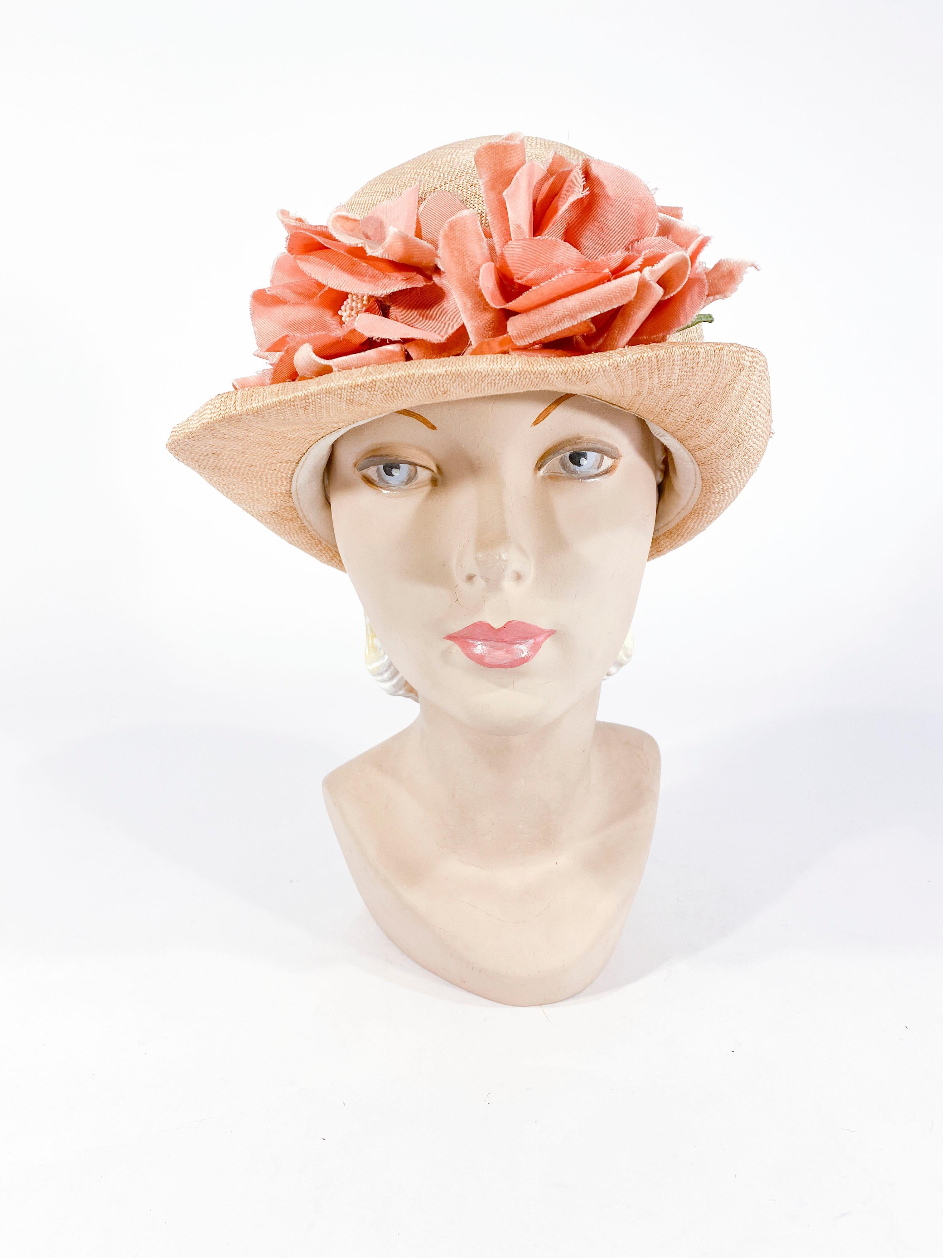 Vintage Cloche aus gewebtem Stroh mit gerollter Krempe und einem gerafften Band und handgeschnittenen Seiden- und Samtblumen in zartem Rosa. Dieser Hut ist ungefüttert.