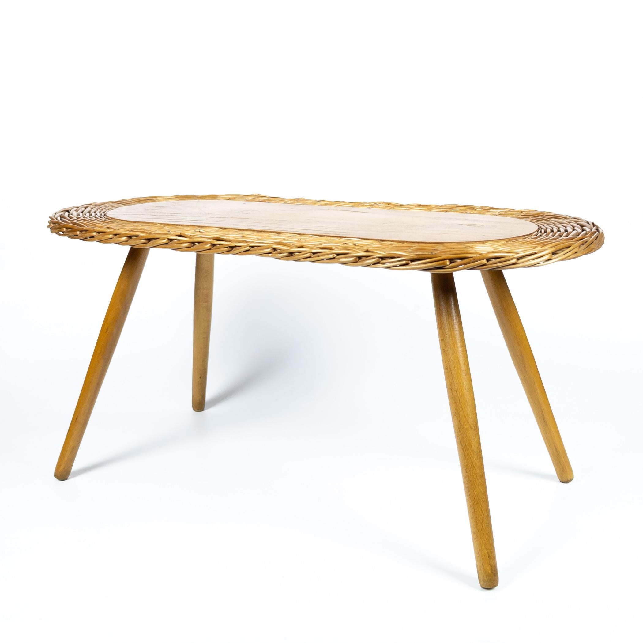 Vintage Beistelltisch aus geflochtenem Rattan von Jan Kalous fr LUV (Moderne der Mitte des Jahrhunderts) im Angebot