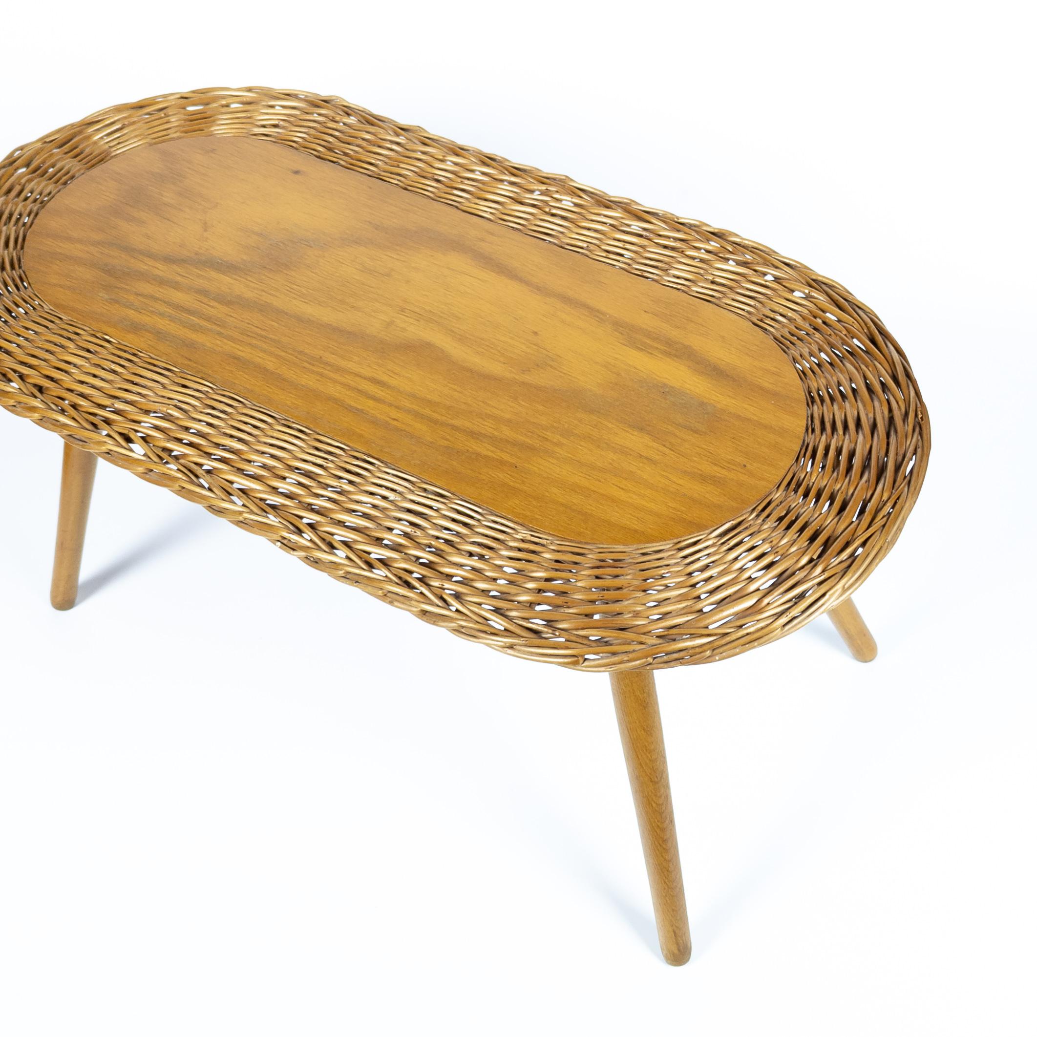 Vintage Beistelltisch aus geflochtenem Rattan von Jan Kalous fr LUV (Mitte des 20. Jahrhunderts) im Angebot