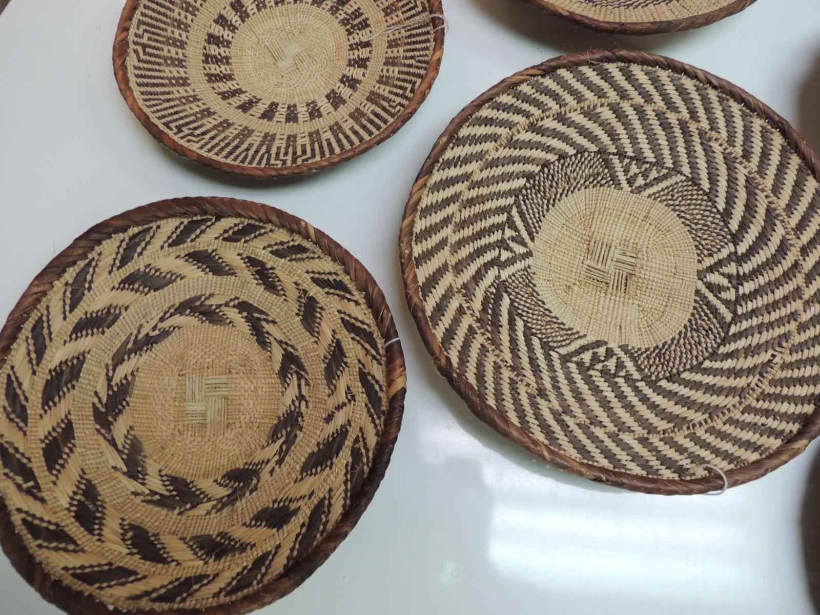 Anciens paniers plats ethniques ronds africains tissés en gazon de mer
Ensemble de six (6) paniers artisanaux tissés à la main avec des dessins et des motifs tribaux tout autour. 
La taille varie de 9::5 à 10 pouces et de 11::5 pouces
Afrique::