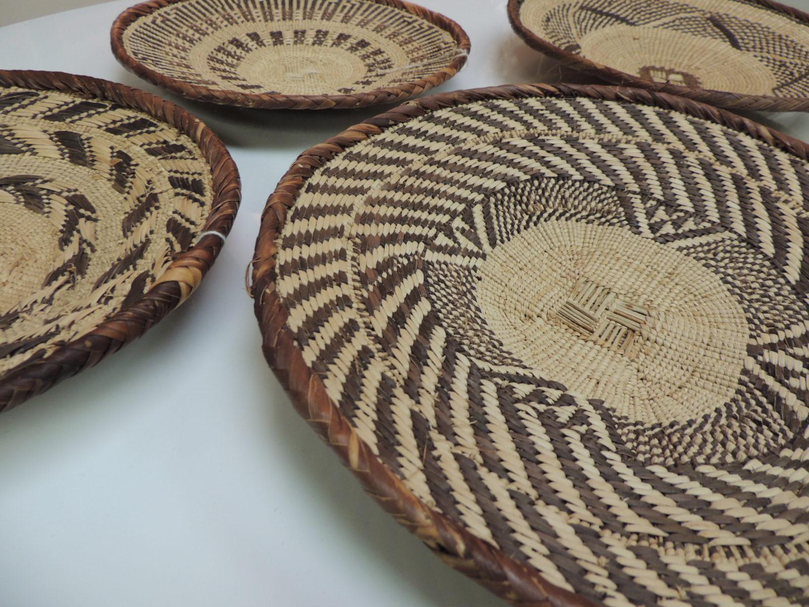 Vieux paniers plats africains ronds ethniques en joncs tissés Excellent état à Oakland Park, FL