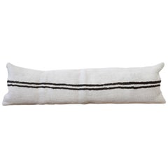 Cuscino vintage in canapa turca intrecciata in bianco sporco con strisce marrone scuro