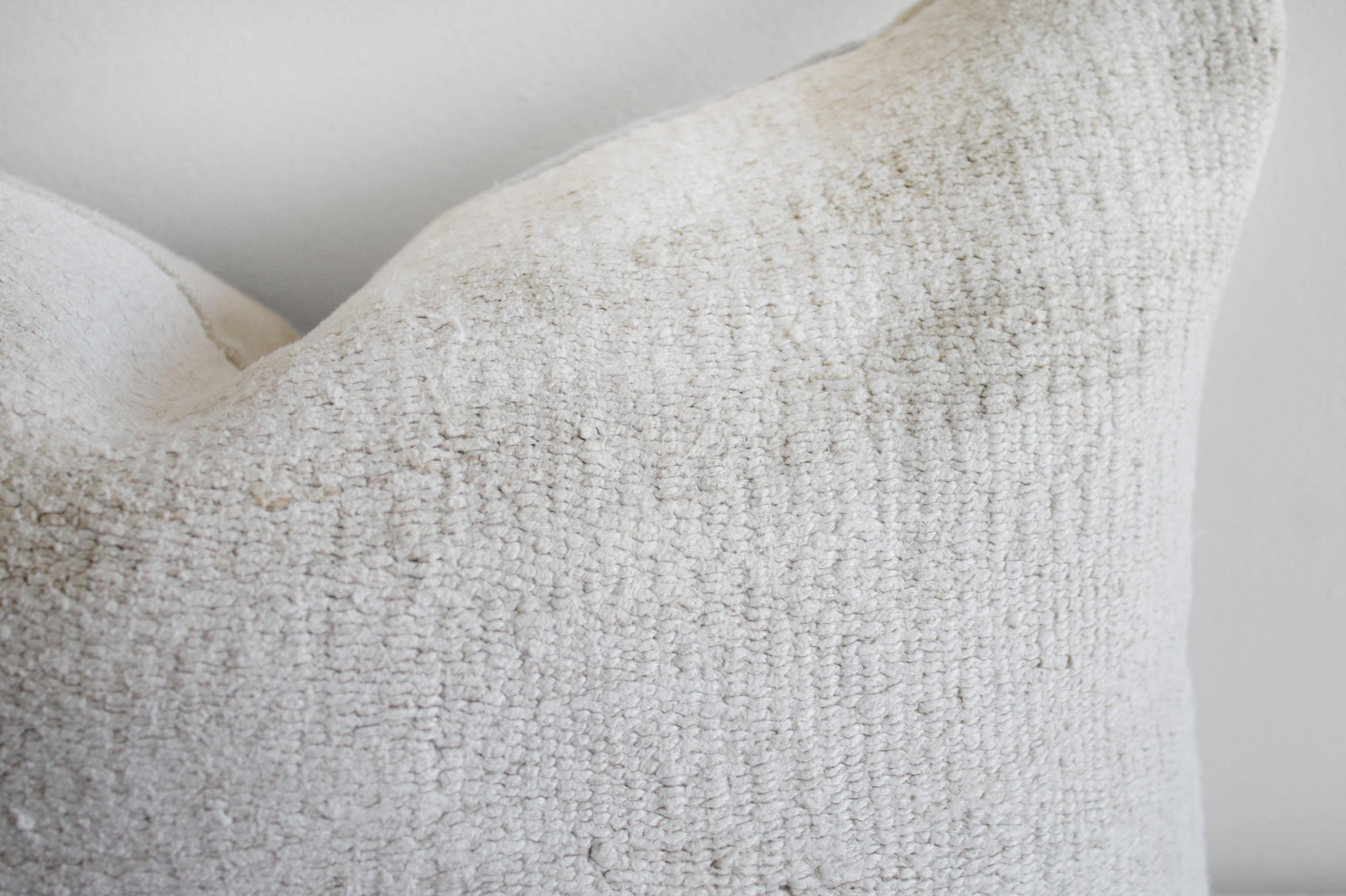 Oreiller vintage en tapis turc tissé Off-White avec rayures Bon état - En vente à Brea, CA