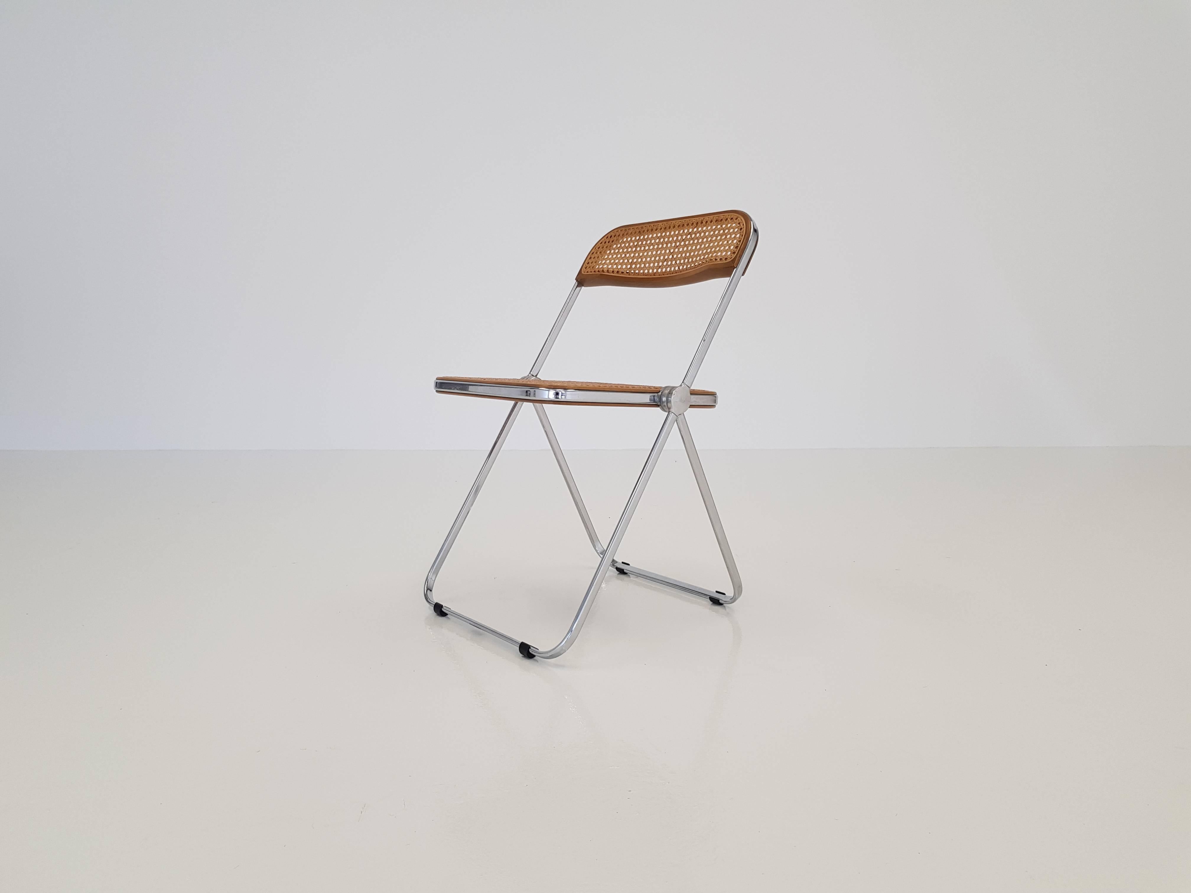 Vintage Woven Wicker and Walnut Giancarlo Piretti for Castelli 'Plia' Chair 1