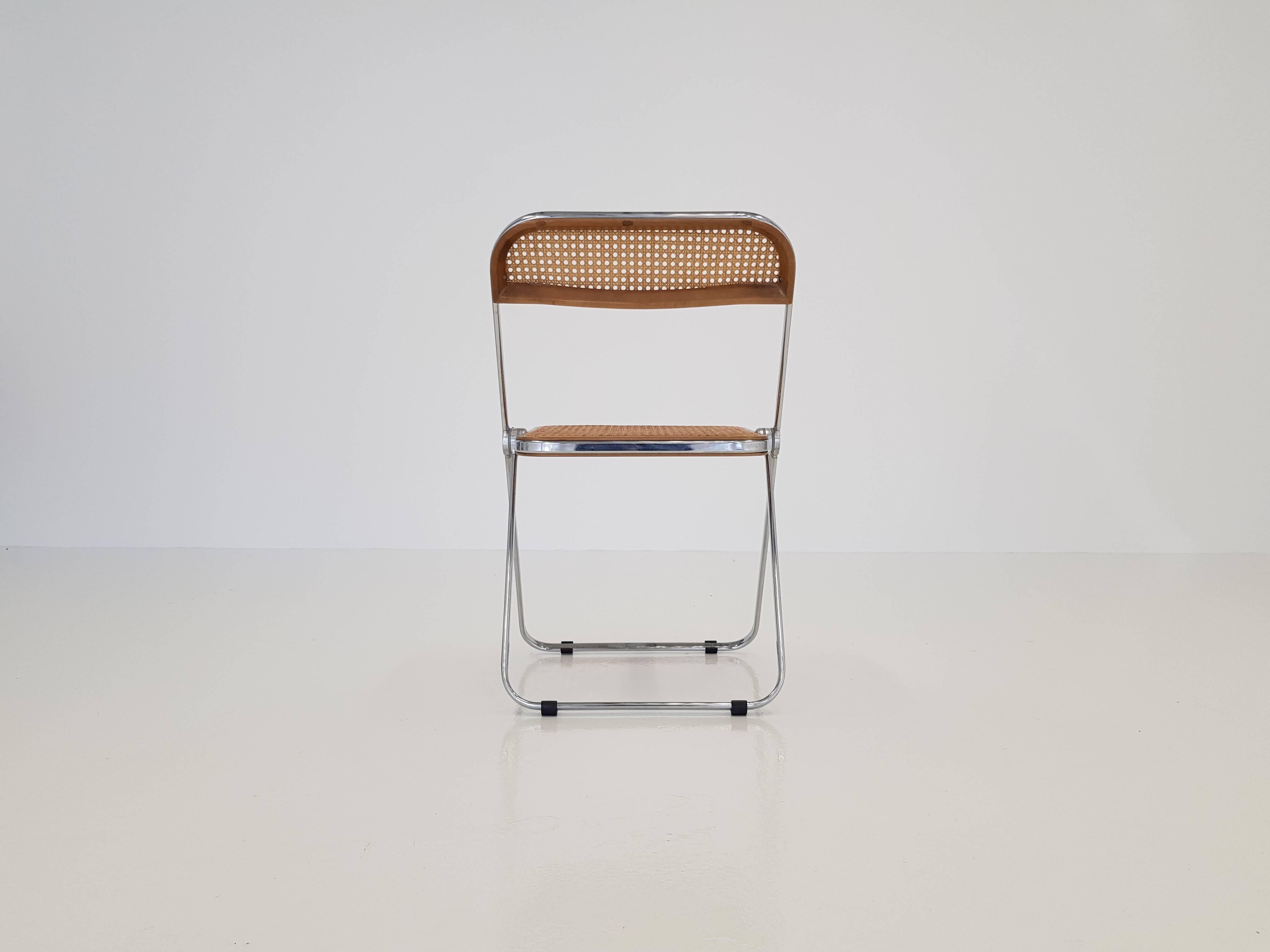 Vintage Woven Wicker and Walnut Giancarlo Piretti for Castelli 'Plia' Chair In Good Condition In Hitchin, England