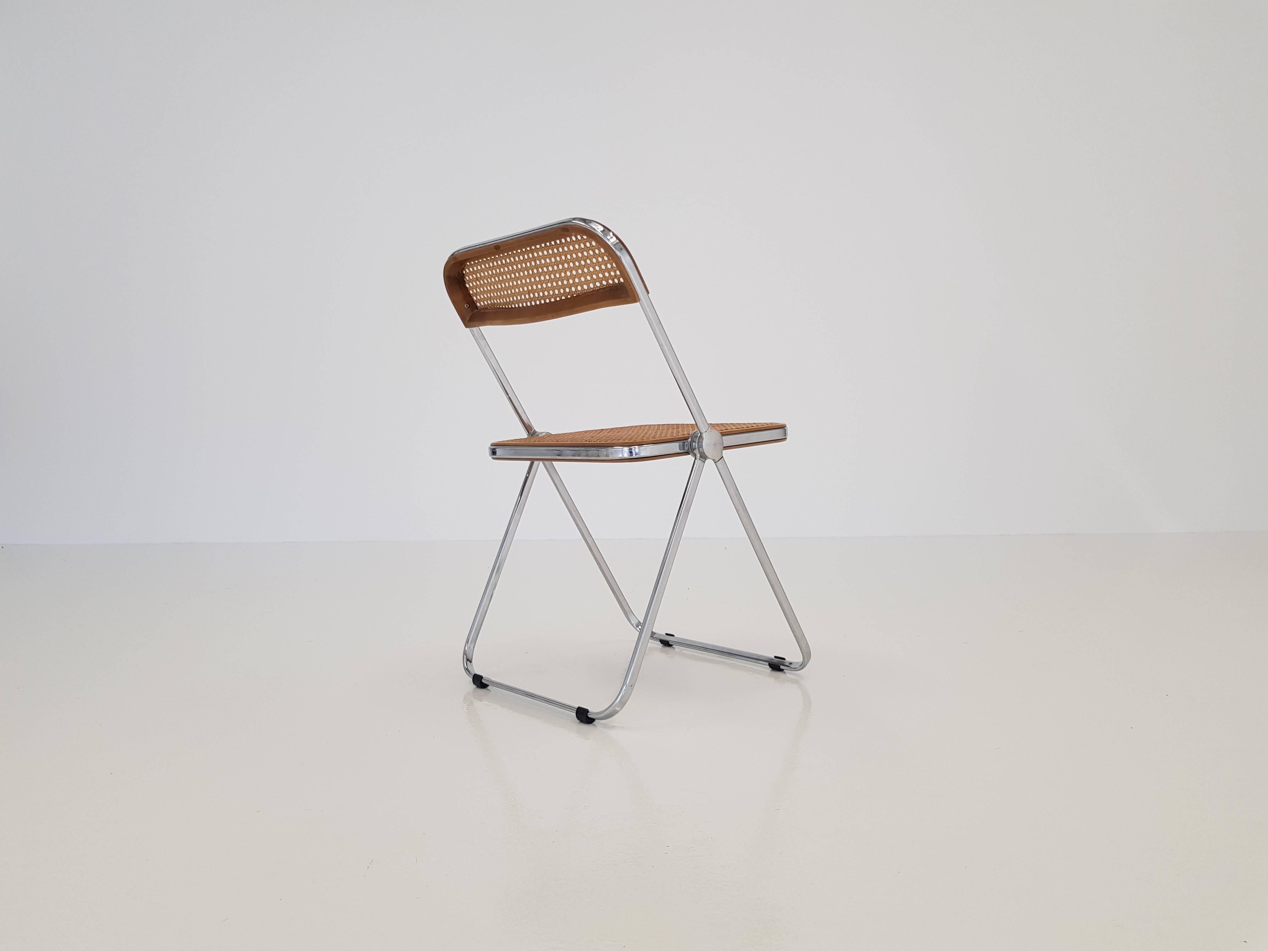 20th Century Vintage Woven Wicker and Walnut Giancarlo Piretti for Castelli 'Plia' Chair