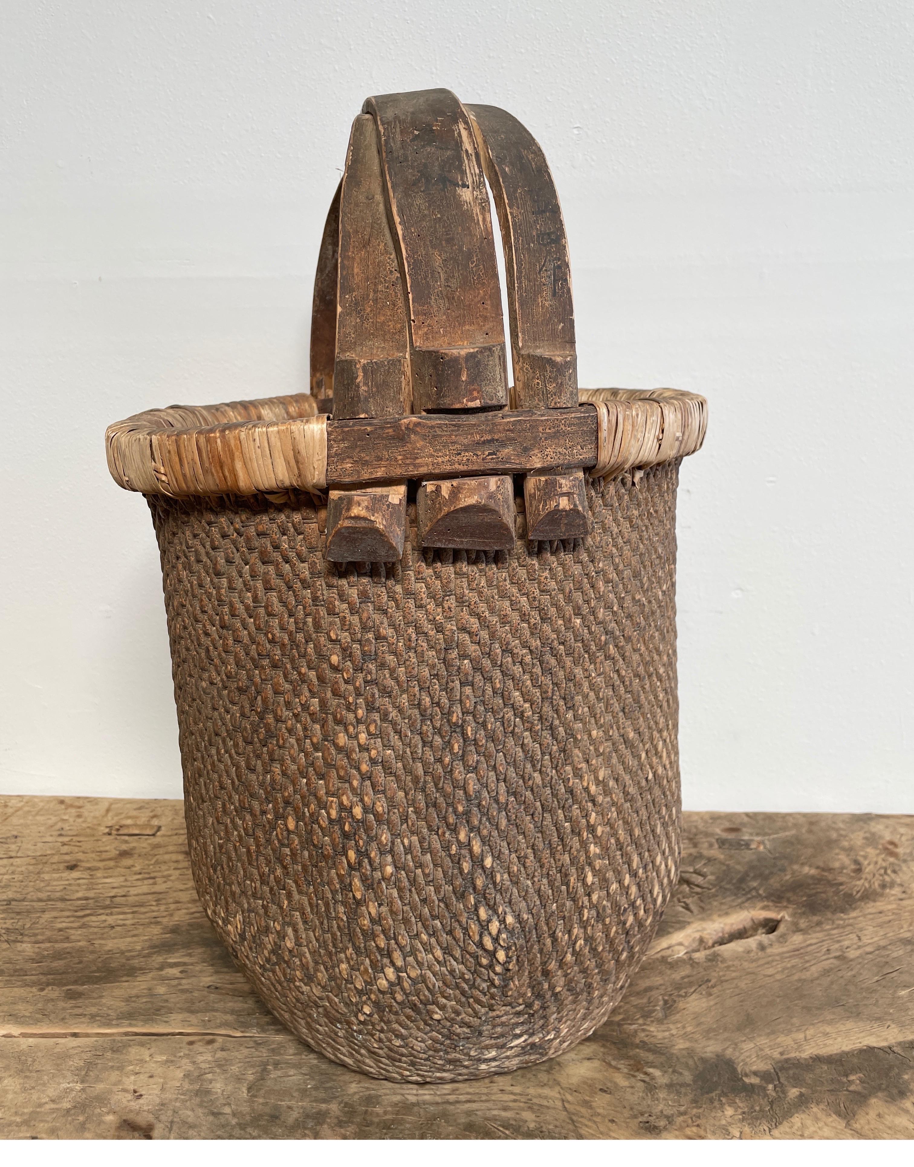 Vintage woven wicker basket with handle
Size: 16” x 16” x 24”.