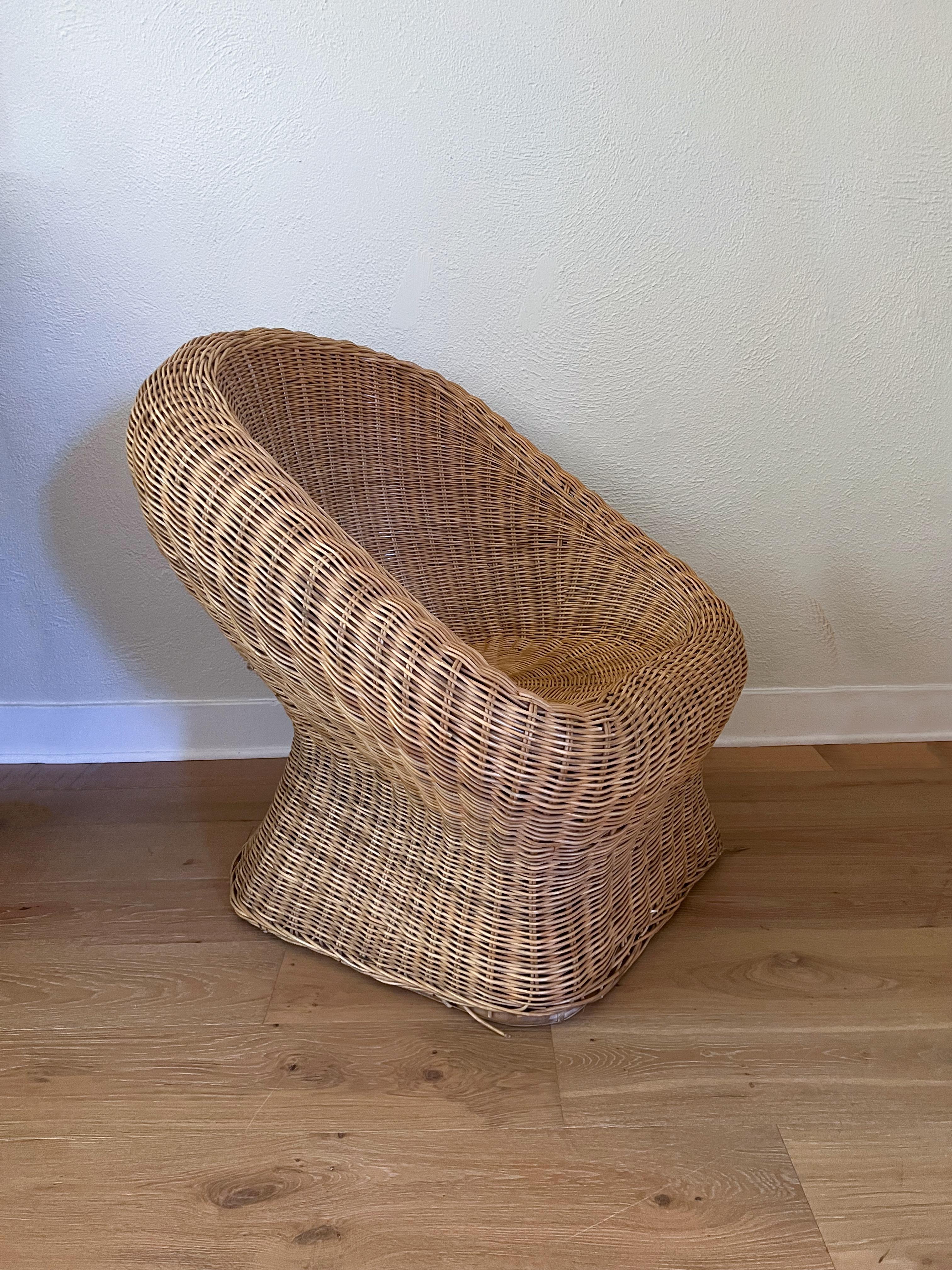 Immerse yourself in the nostalgia of the 1980s with our vintage club lounge chair. With its modern, organic design and fluid egg shape, this piece brings a sense of dynamic style to any room. The chair's intricate construction, crafted from wicker