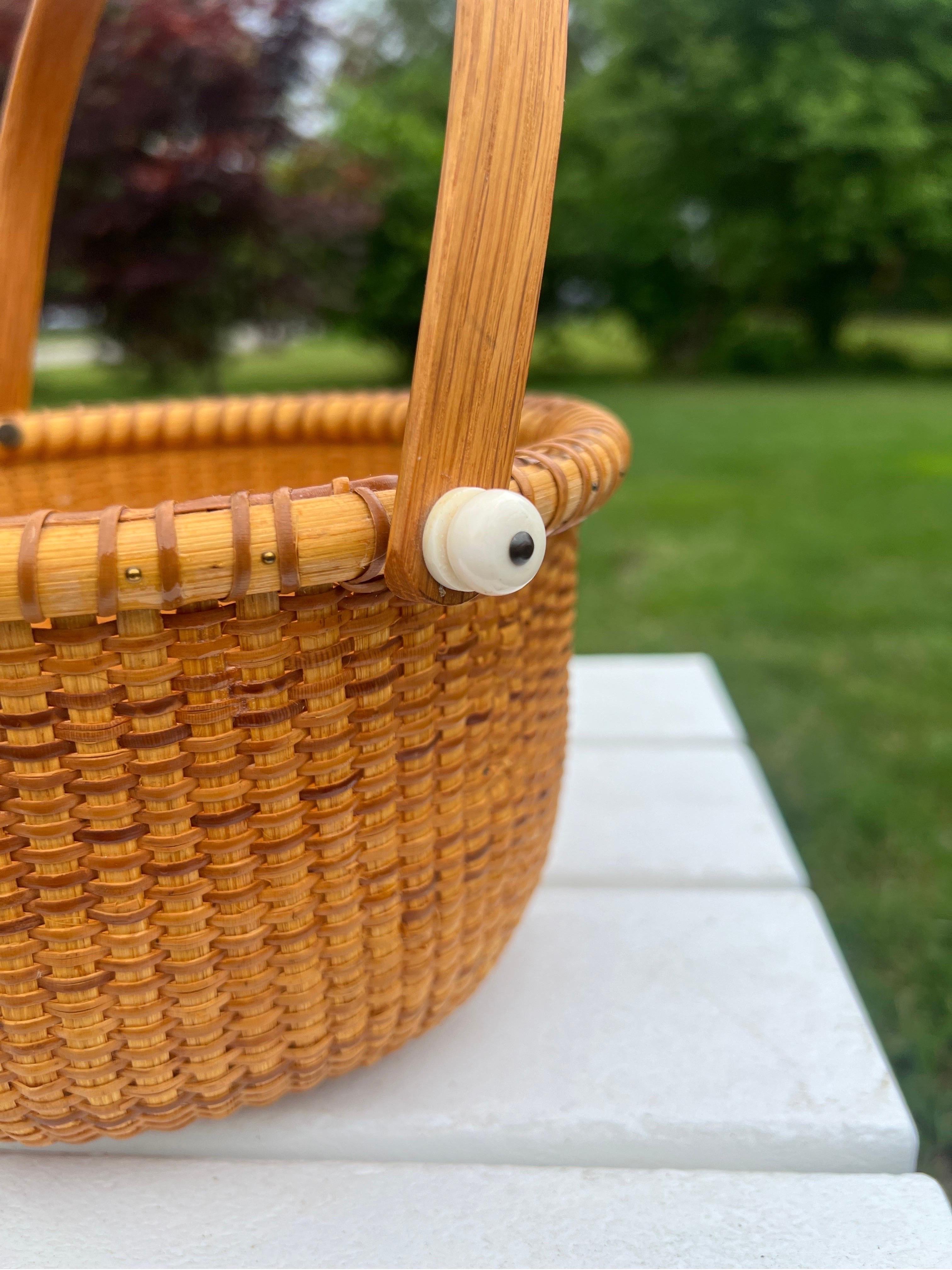 Vintage Woven Wicker Nantucket Handled Basket In Good Condition For Sale In Atlanta, GA