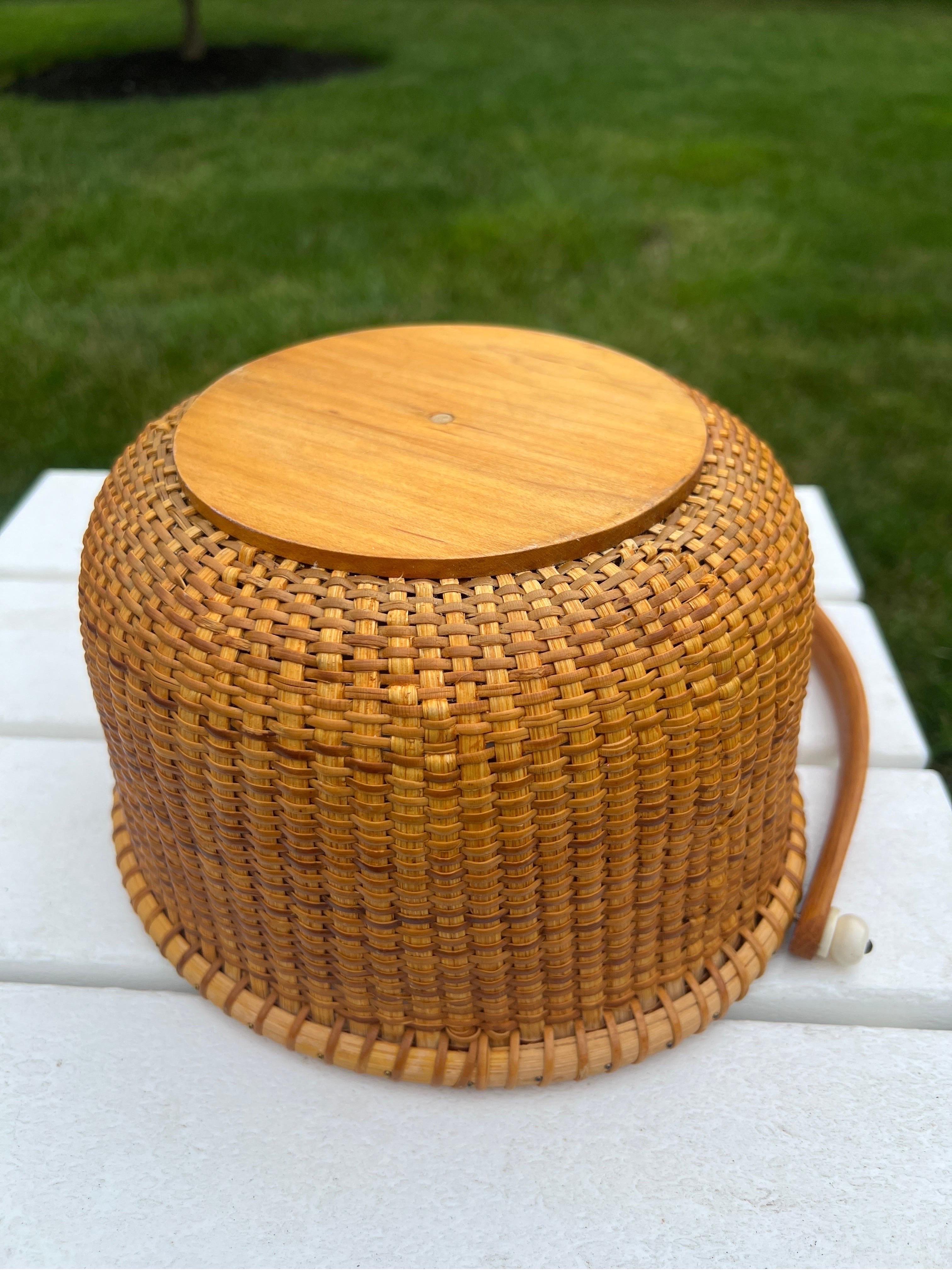 Vintage Woven Wicker Nantucket Handled Basket For Sale 1