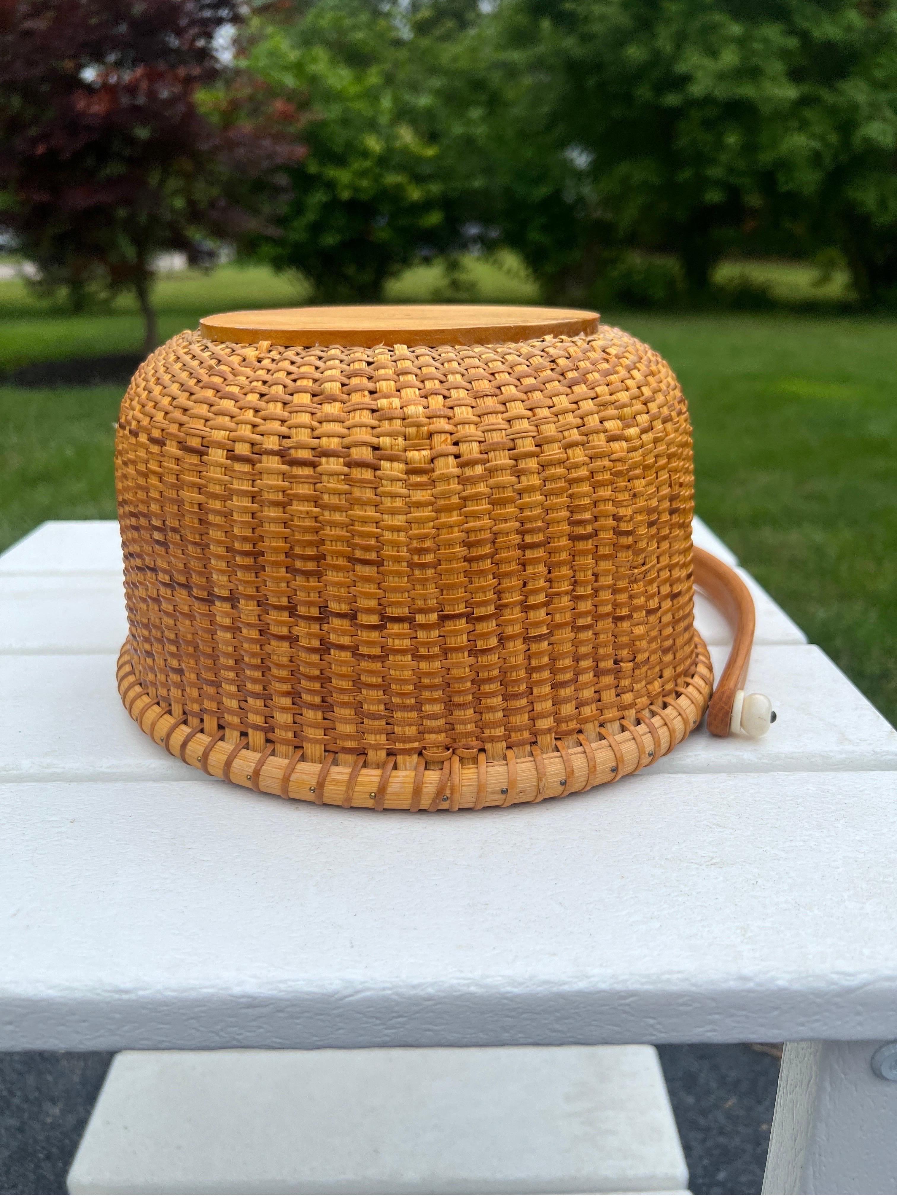 Vintage Woven Wicker Nantucket Handled Basket For Sale 2