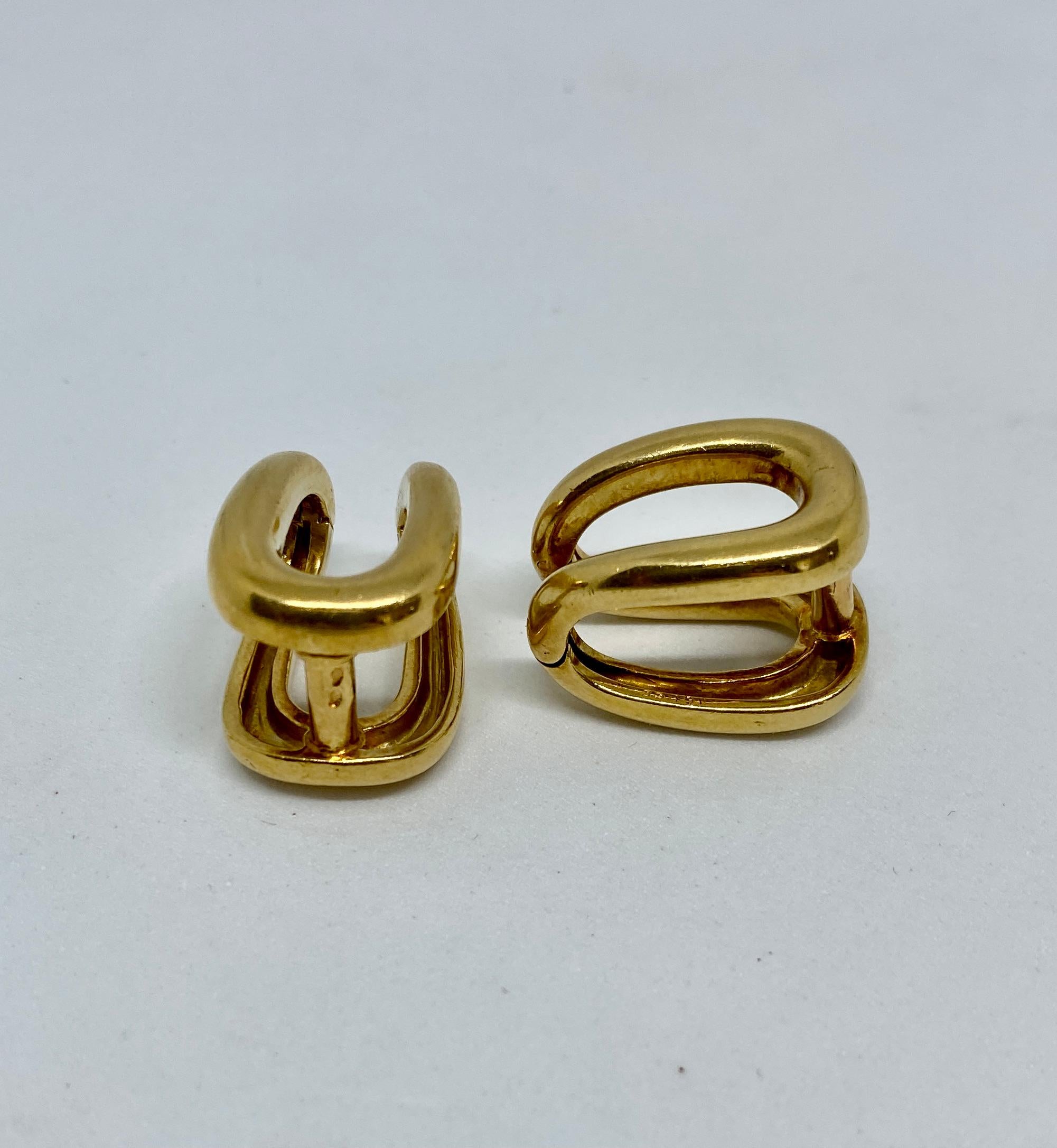 Classic, extremely well made wraparound-style cufflinks in 18K yellow gold by Boucheron.

The design of these cufflinks make them very easy to place through the buttonholes. The faces measure 21.6mm by 14.2mm by 14.6mm. Together the cufflinks weigh