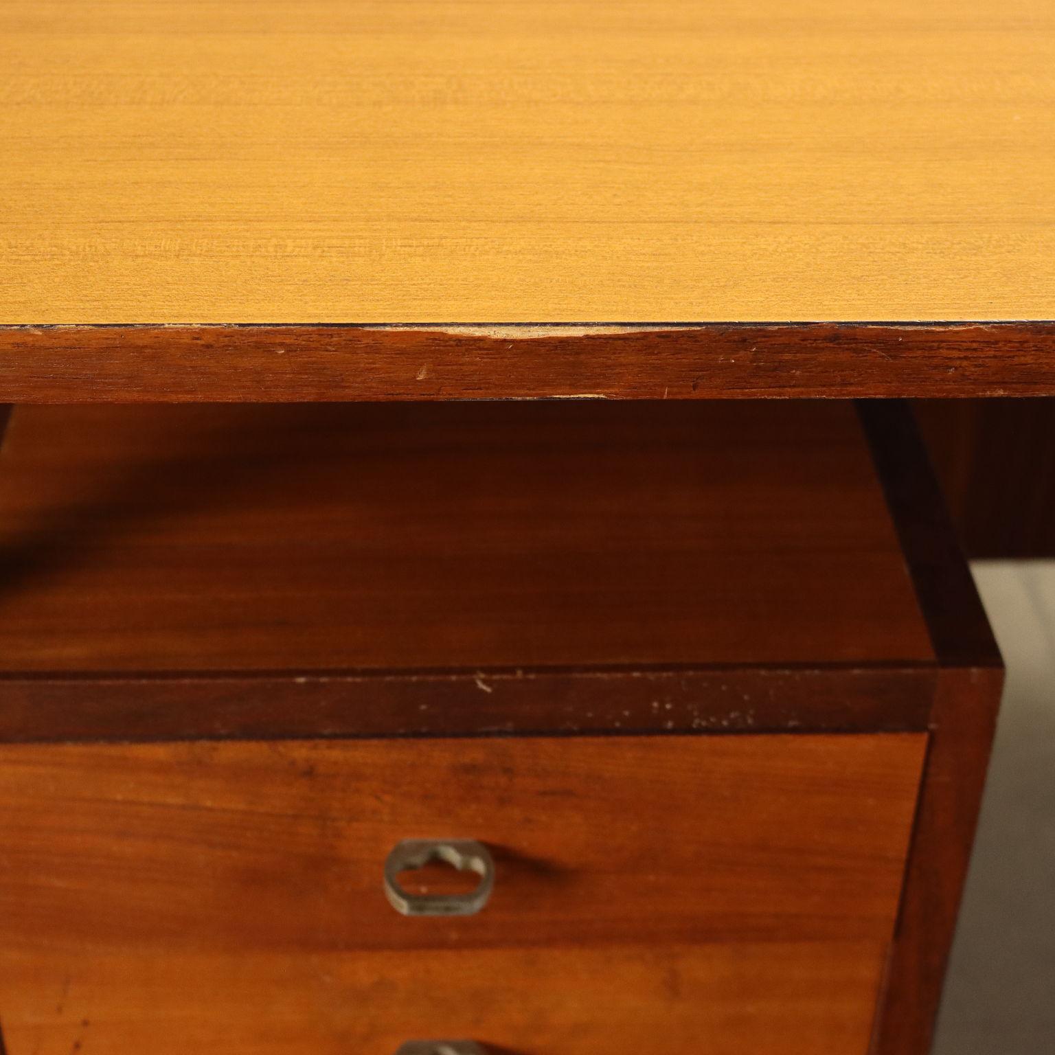 Vintage Writing Desk 1960s Mahogany Veneered Enameled Metal In Good Condition For Sale In Milano, IT