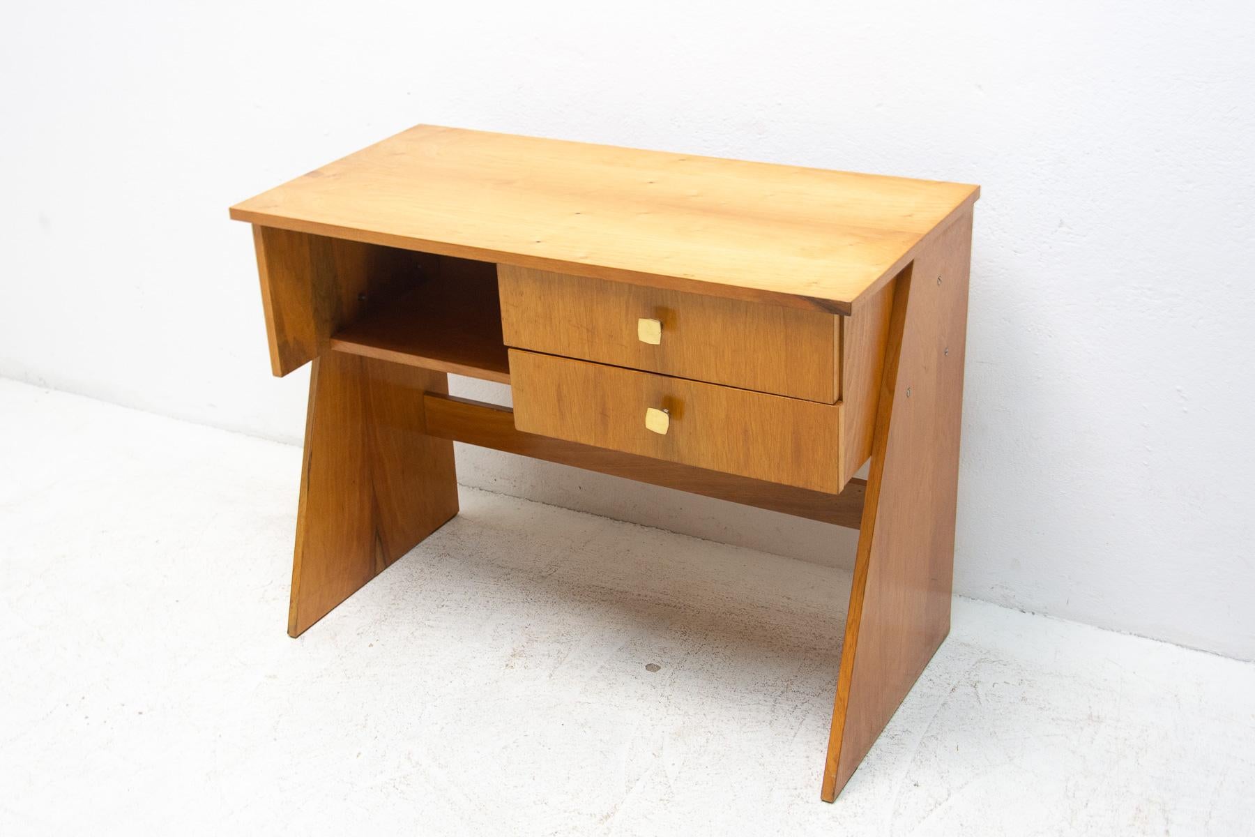 This vintage writing desk was made in the former Czechoslovakia in the 1970's. It's made of beechwood.

Very nice design. In very good vintage condition.

Dimensions:

length: 100 cm, height: 76 cm, depth: 50 cm.
 