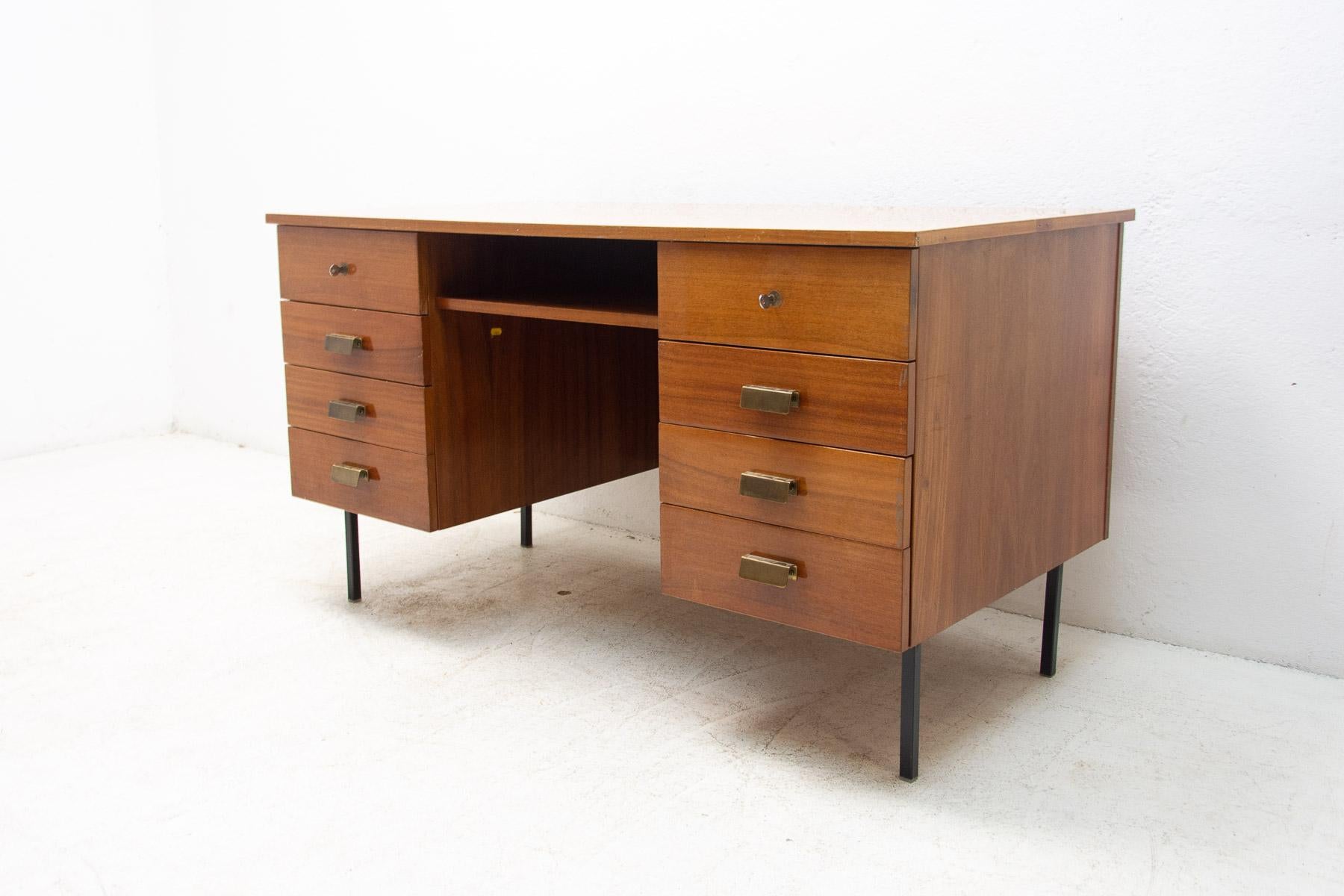 Dieser Vintage-Schreibtisch wurde in der ehemaligen Tschechoslowakei in den 1970er Jahren hergestellt.

Er ist aus Buchenholz mit Eisenbeinen. Schubladen aus Kunststoff.

Sehr einfaches Design. In gutem Vintage-Zustand, mit Alters- und